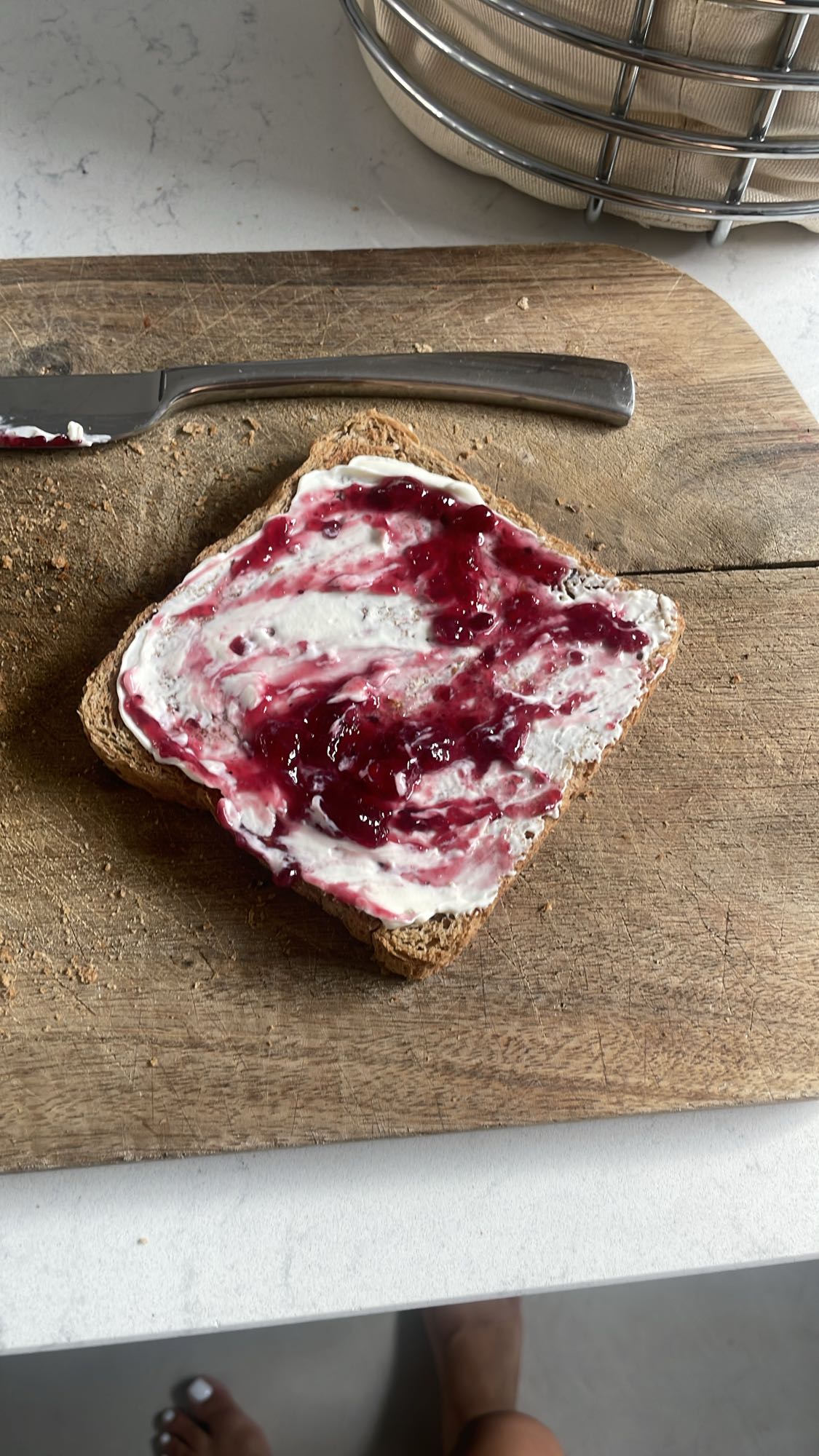 Volkoren toast met roomkaas en jam