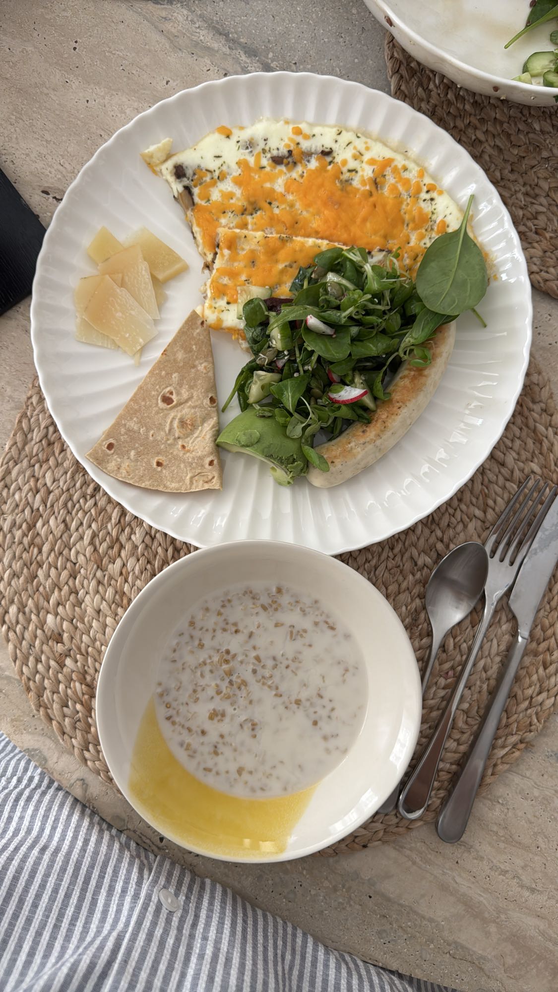 Завтрак с омлетом и кашей