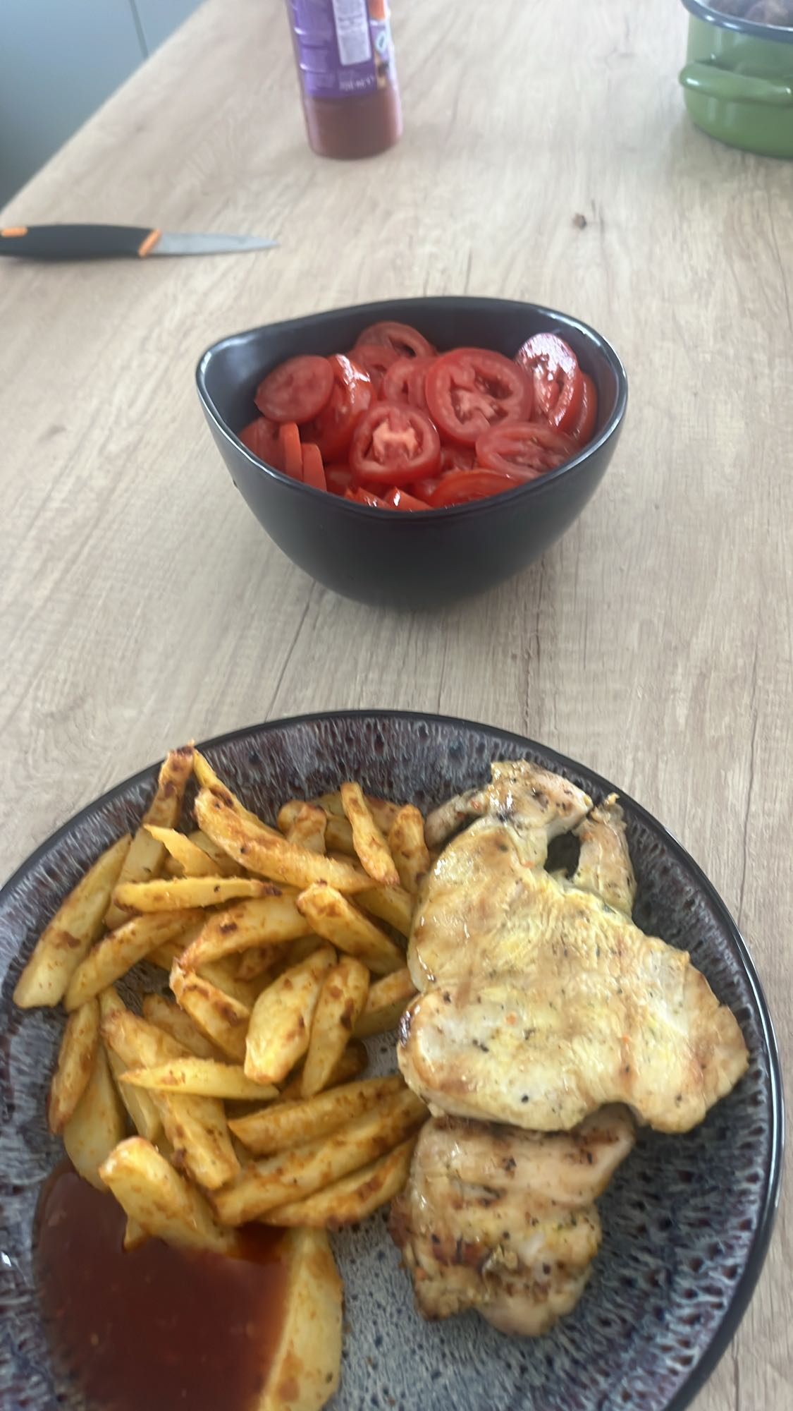 Piept de pui cu cartofi și roșii