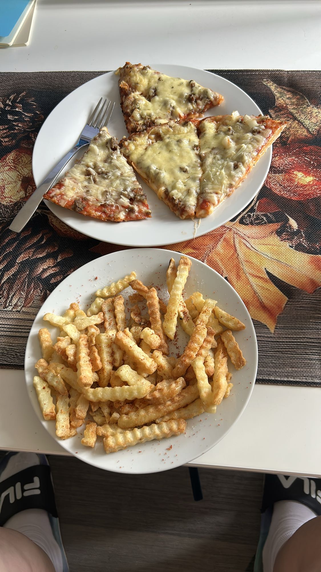 Пицца и картофель фри