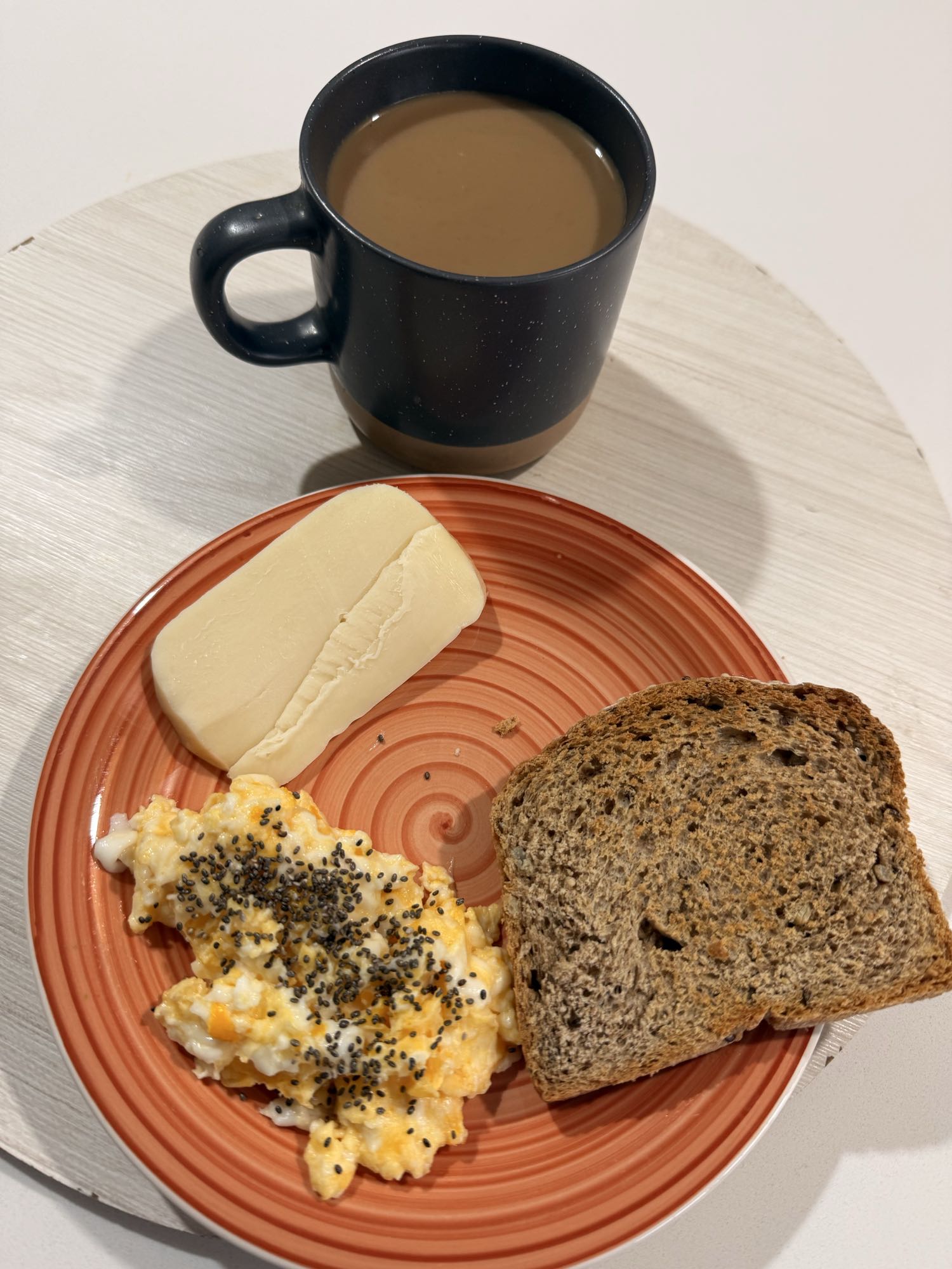 Desayuno con huevo y pan