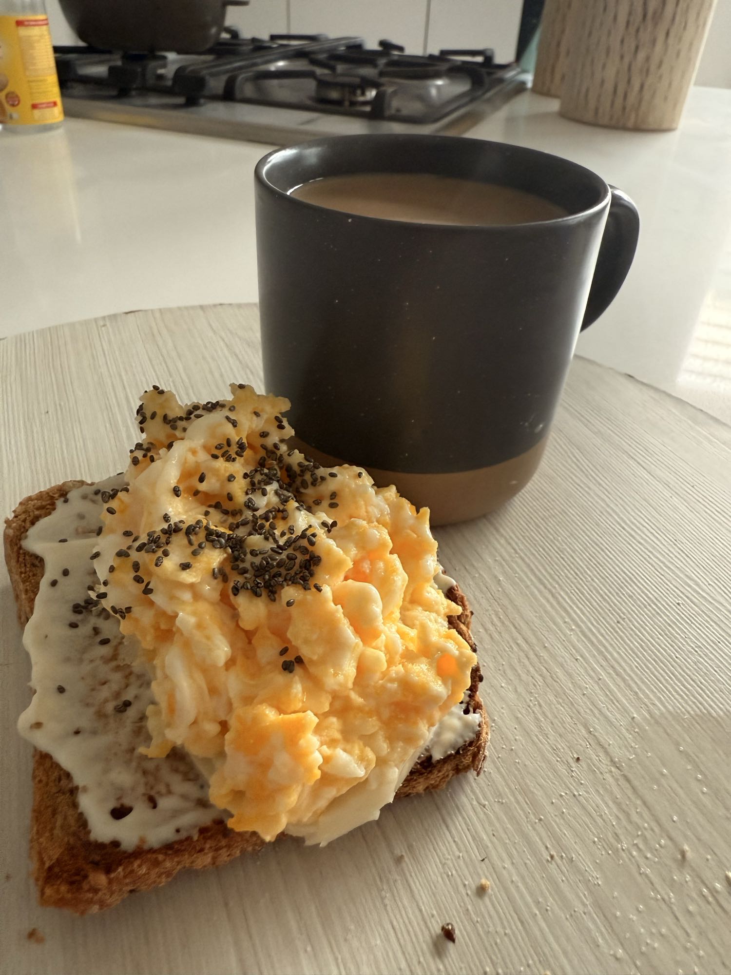 Tostada con huevo y café