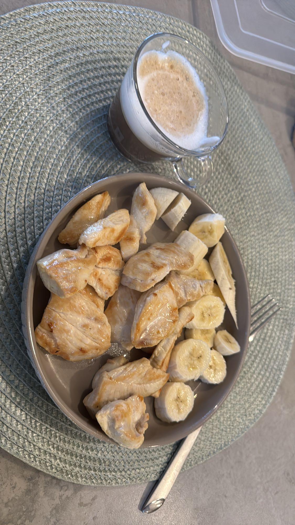 Pollo con plátano y café