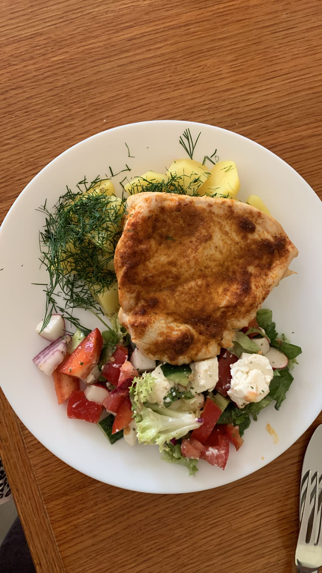 Kurczak z ziemniakami i sałatką