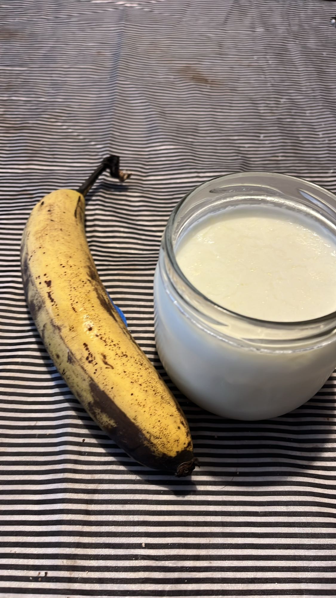 Банан и кисело мляко