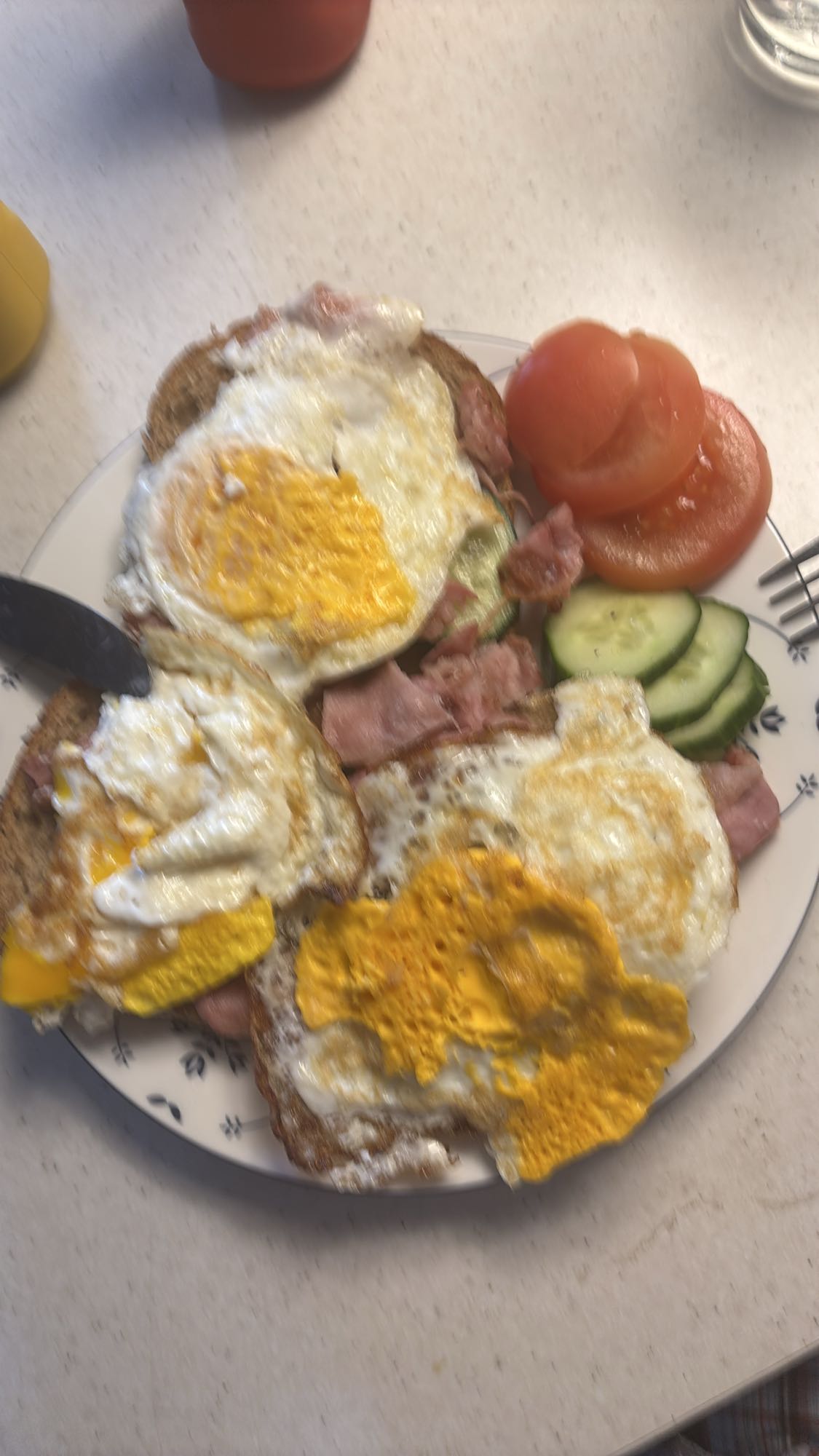 Eggs og skinke på brød