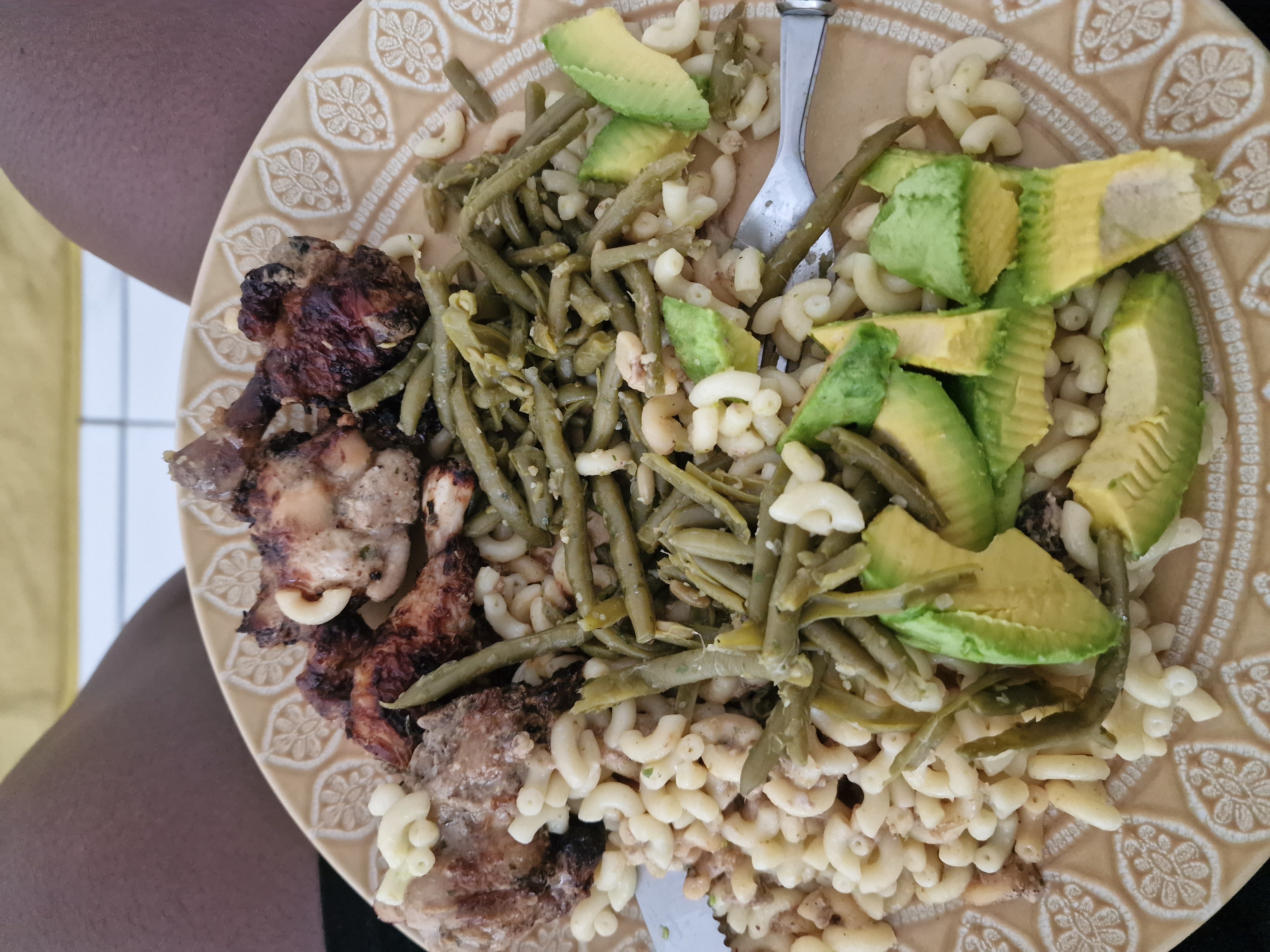 Poulet, pâtes, avocat, haricots