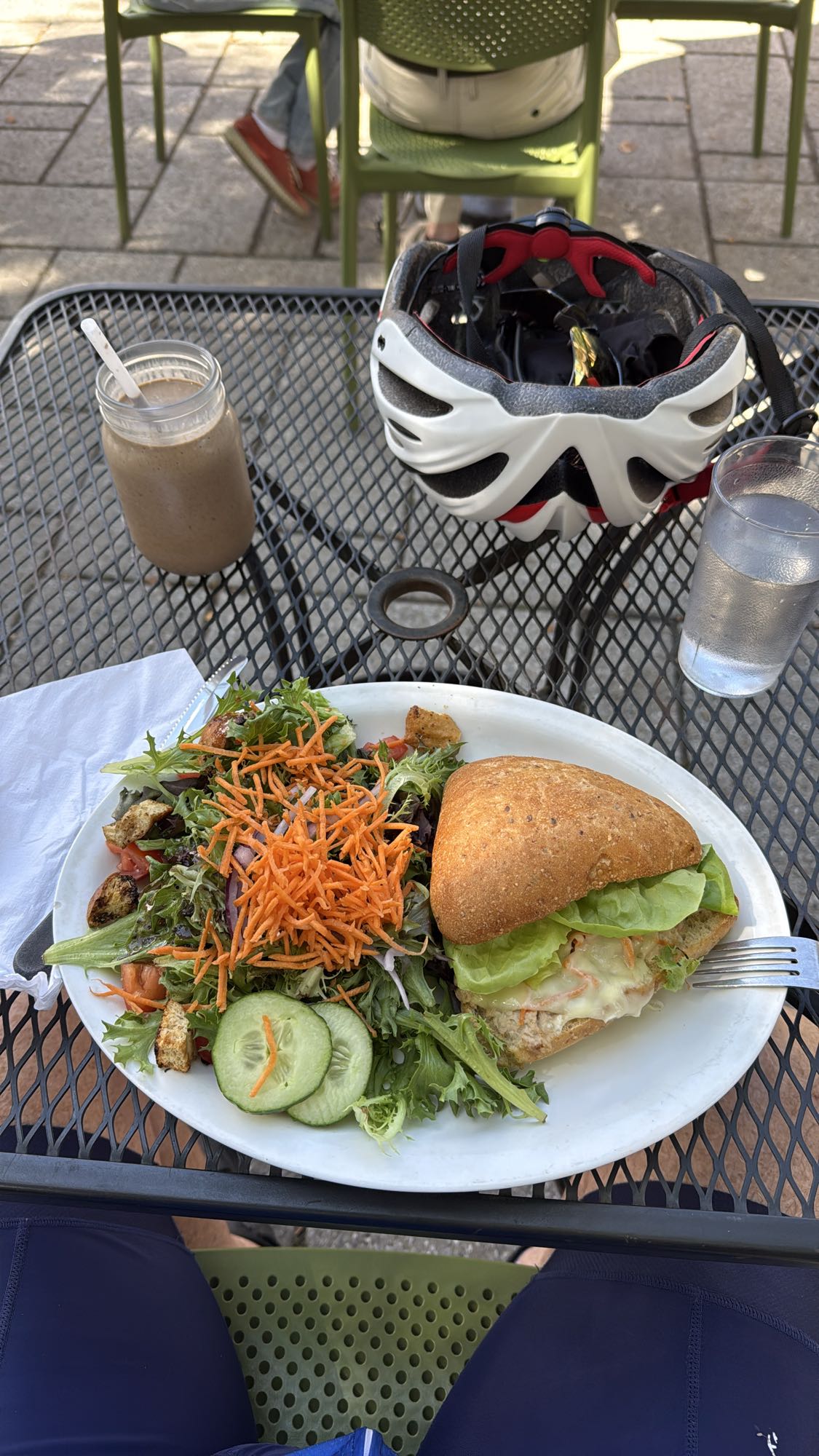 Sandwich et salade fraîche