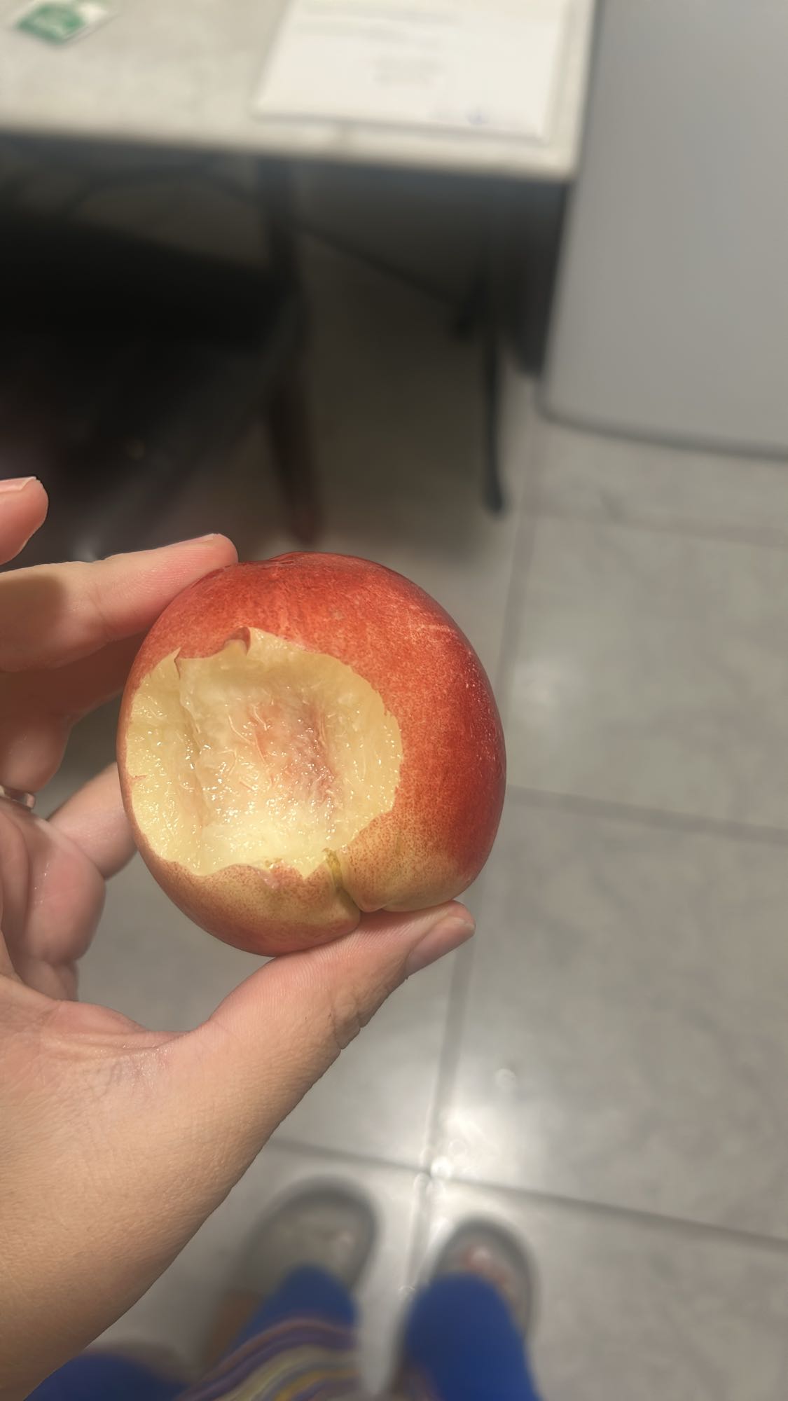 Nectarine croquée