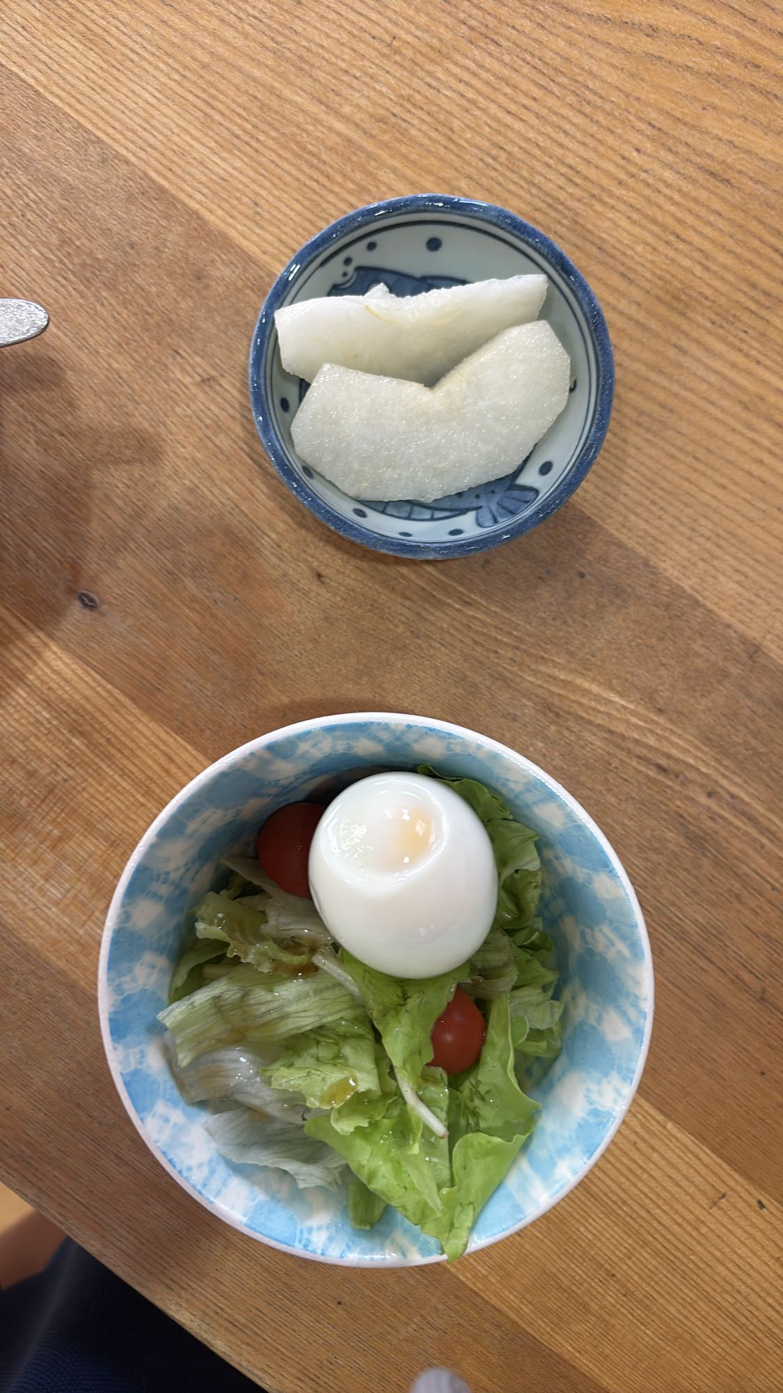 サラダとゆで卵と梨
