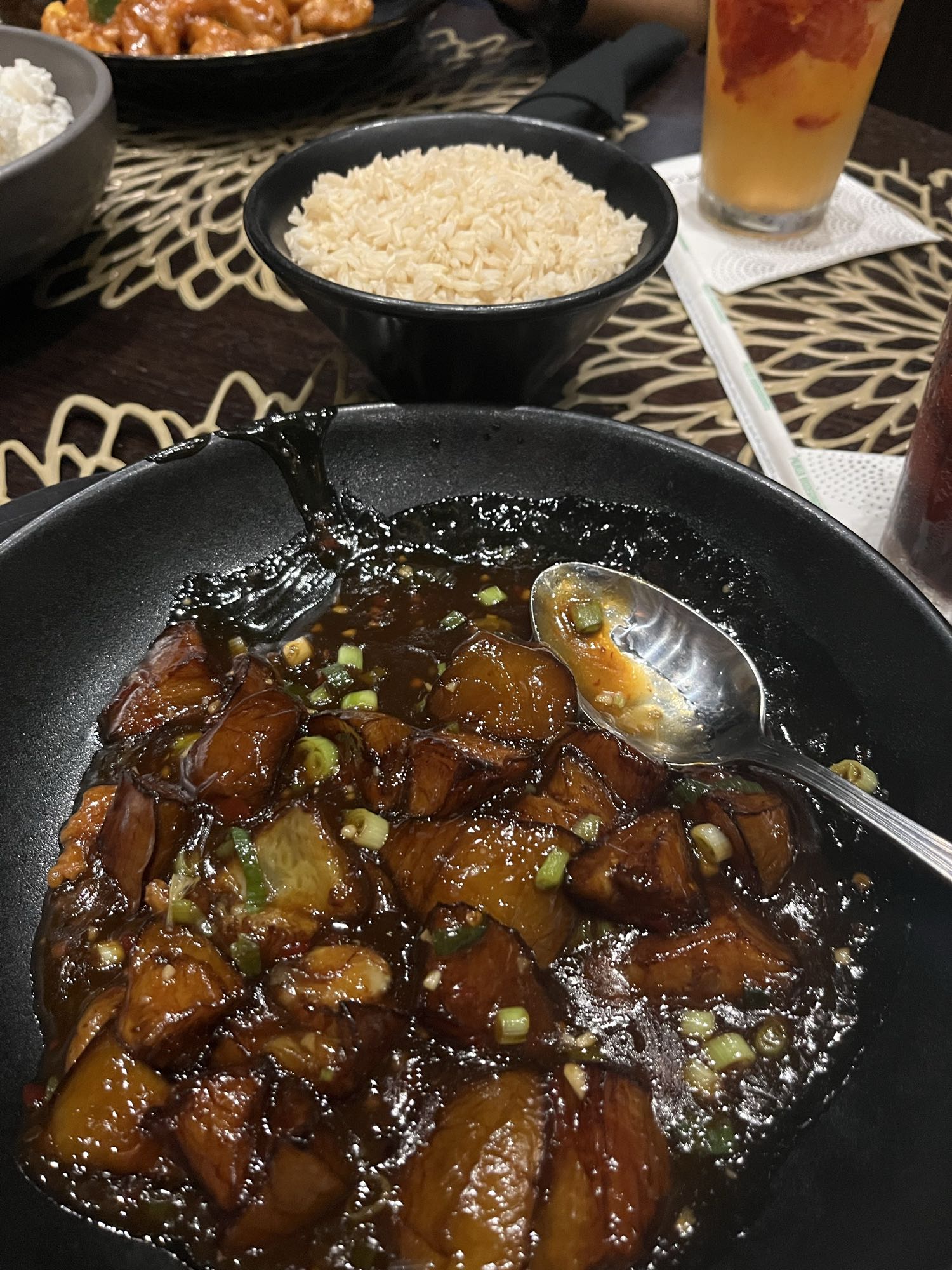 pollo en salsa con arroz