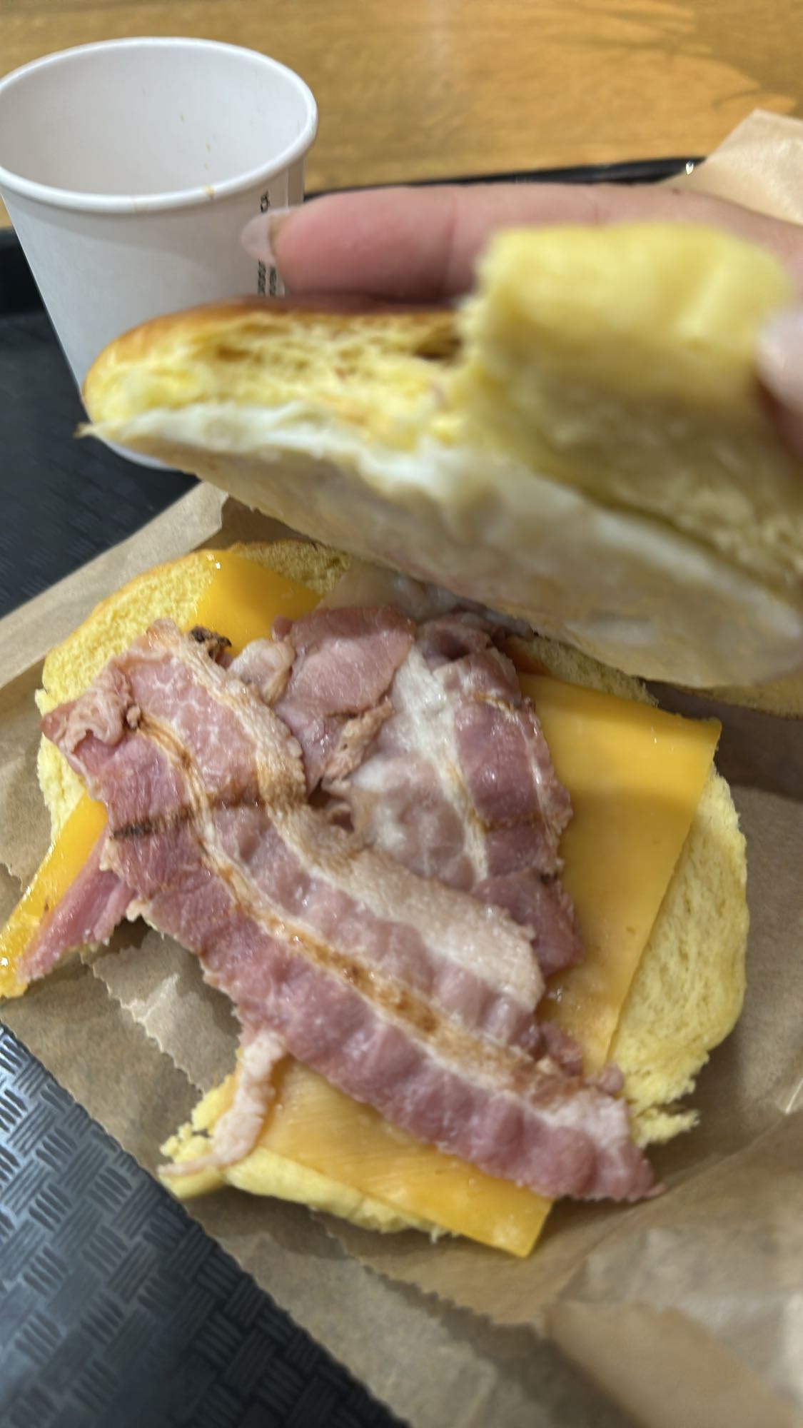 Sanduíche de bacon e ovo