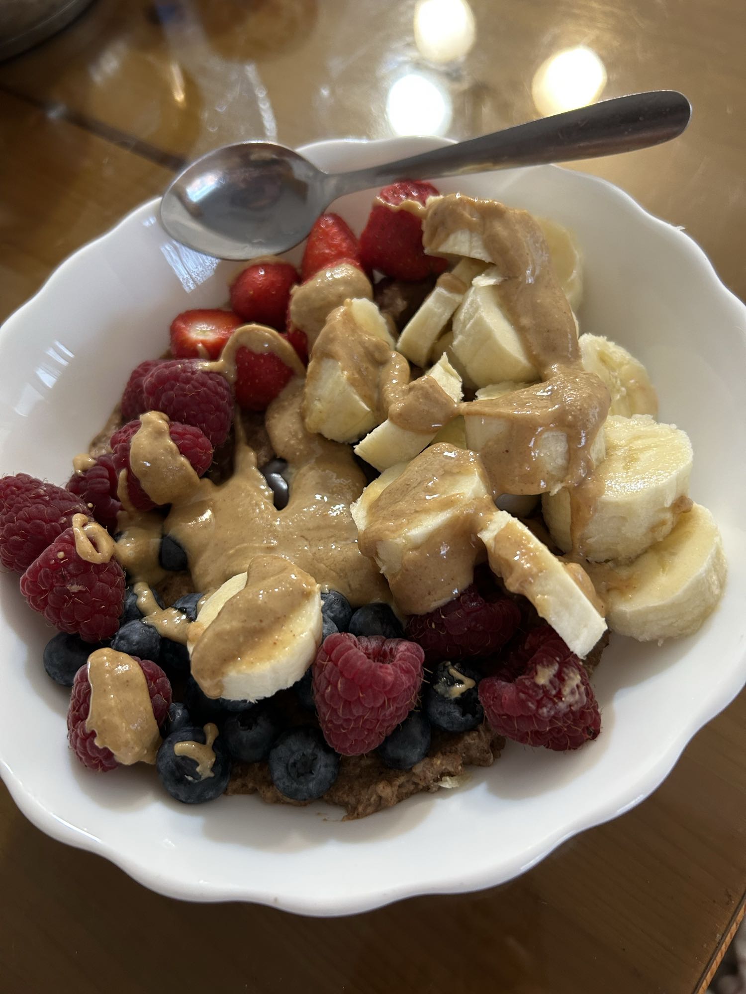 Terci de ovăz cu lapte vegetal, ouă și fructe de pădure