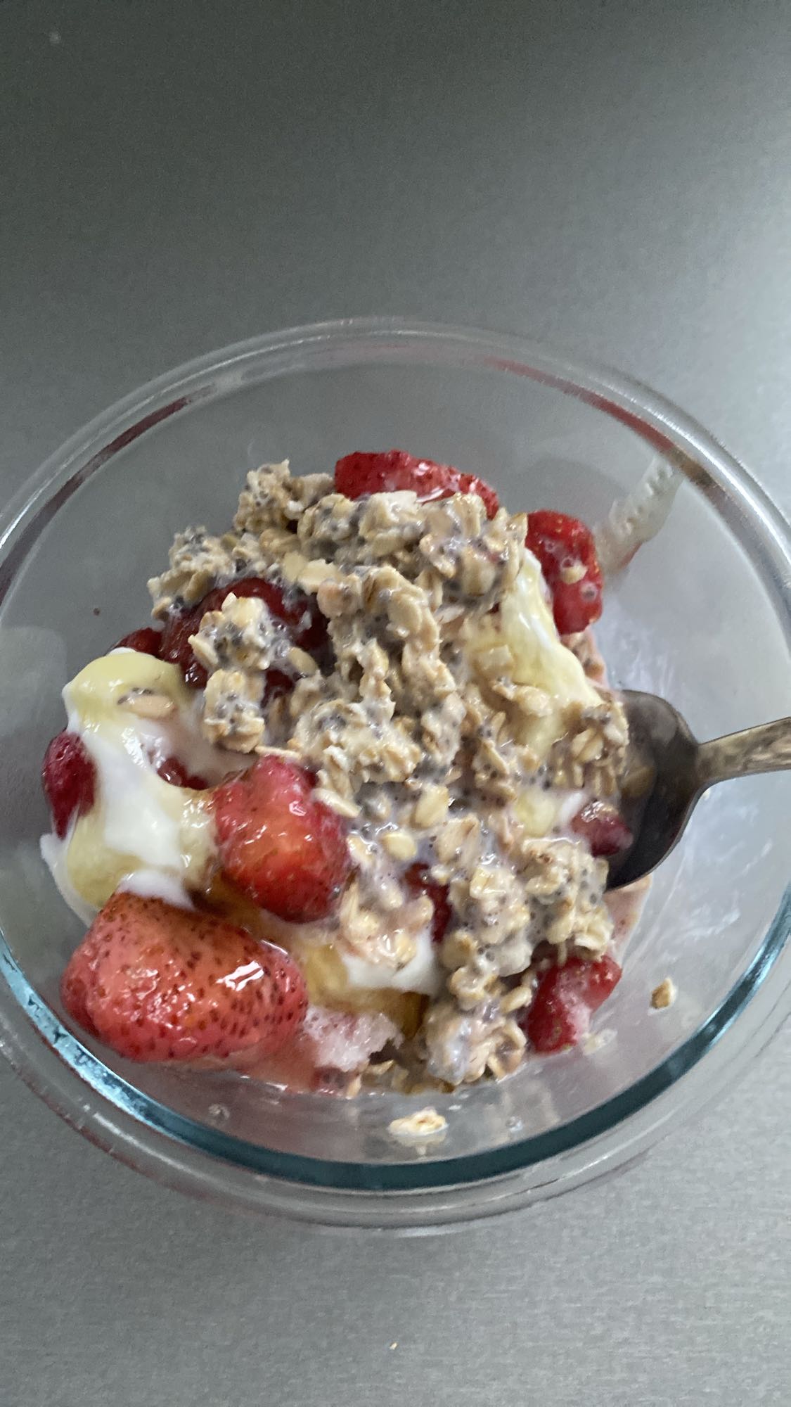 Owsianka z jogurtem, owocami i nasionami chili