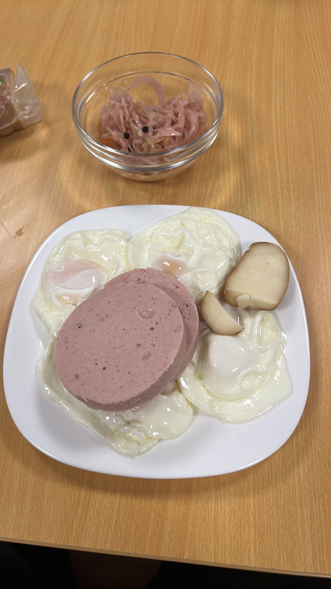 Mic dejun cu ouă și mezel