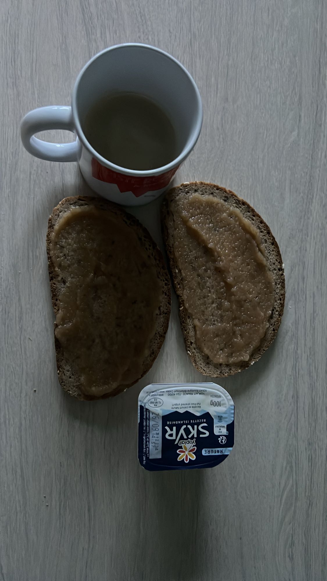 Petit-déjeuner pain et skyr
