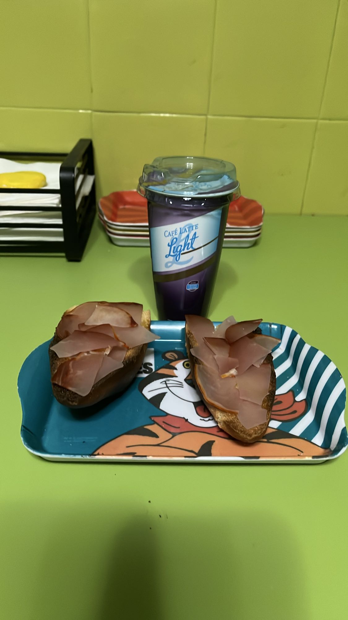 Pan con jamón y café