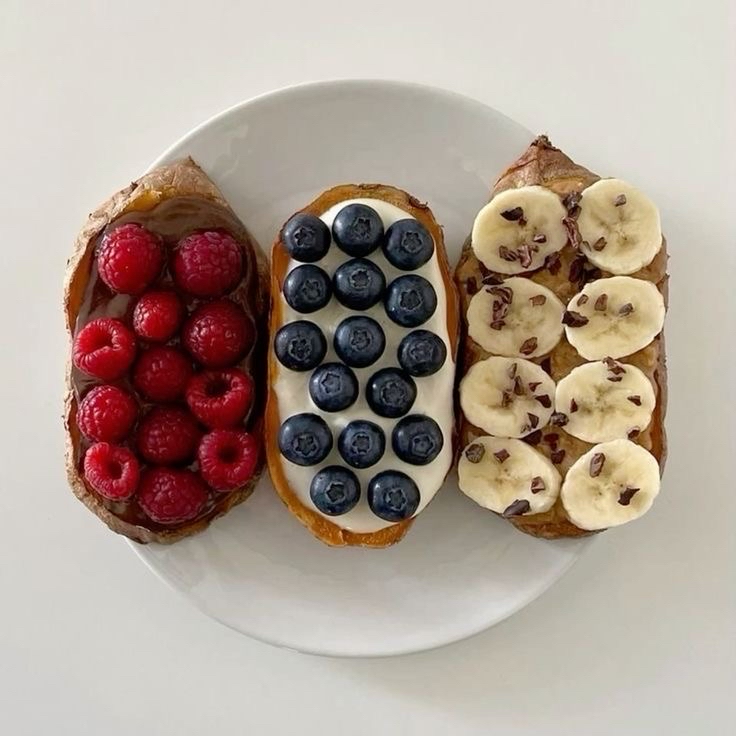 Tostadas con frutas y crema