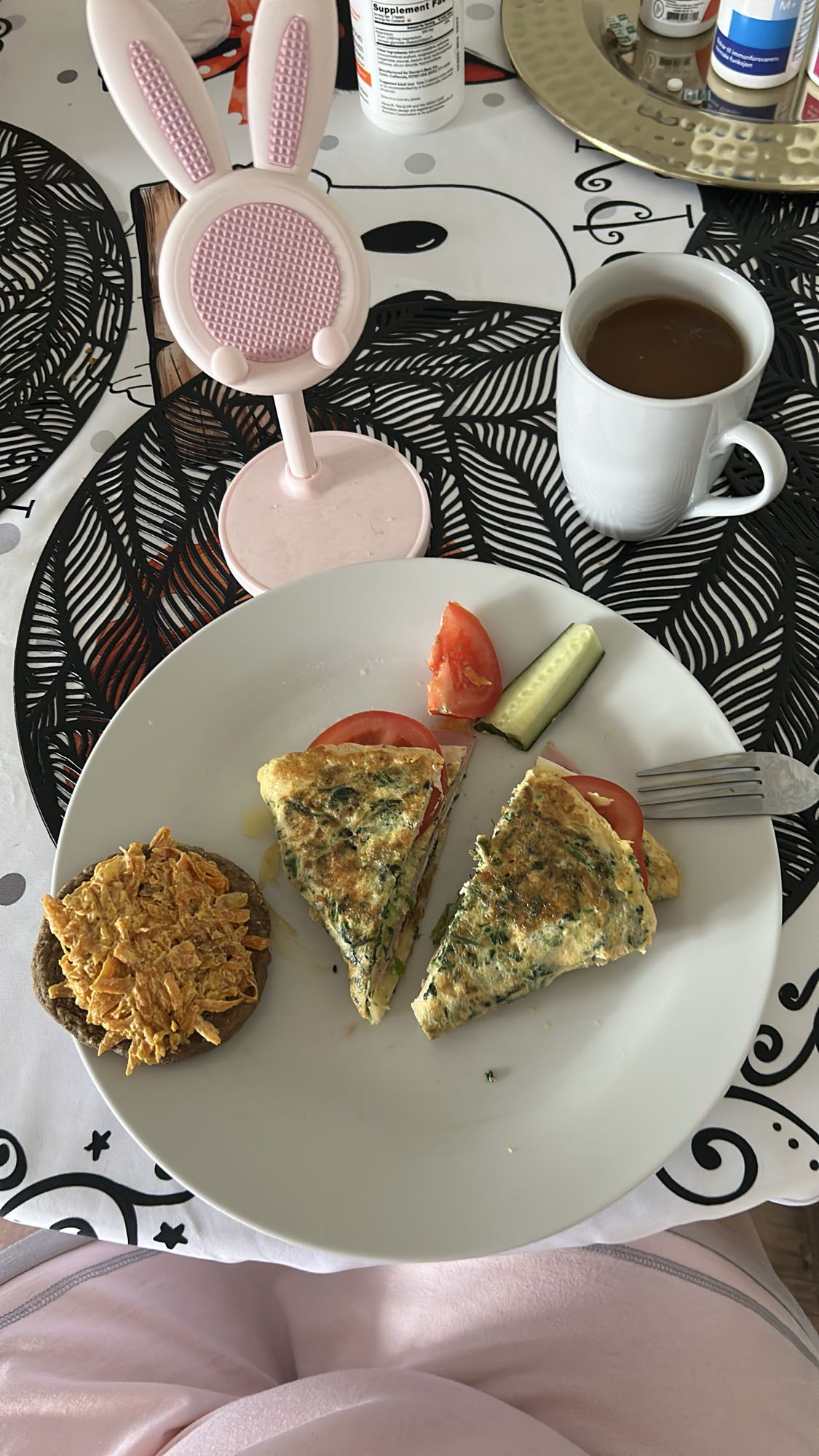 Омлет с овощами и кофе