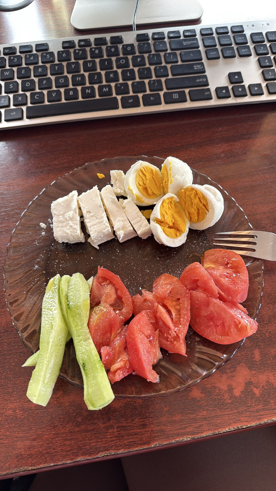 Mic dejun cu ou, brânză și legume