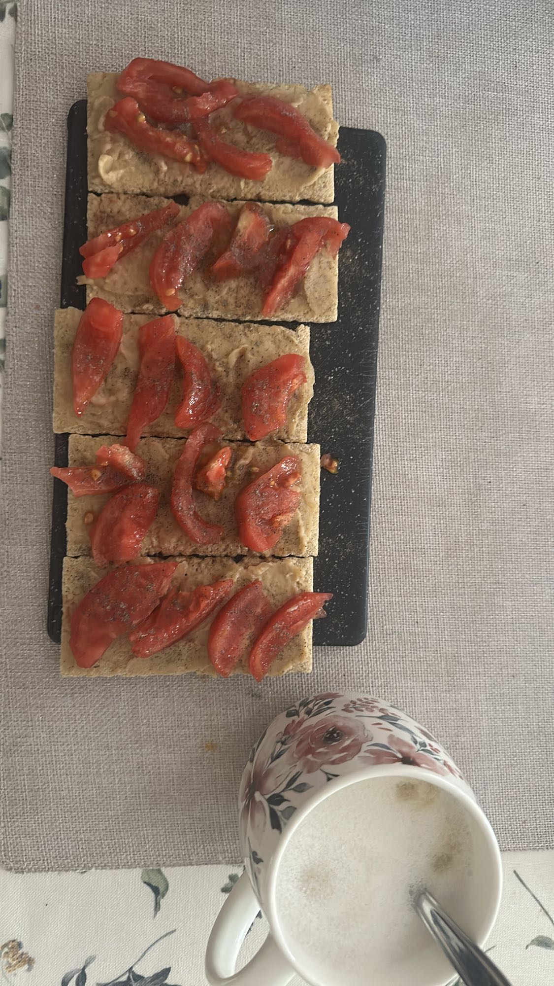 Chrupkie z pomidorem i kawa