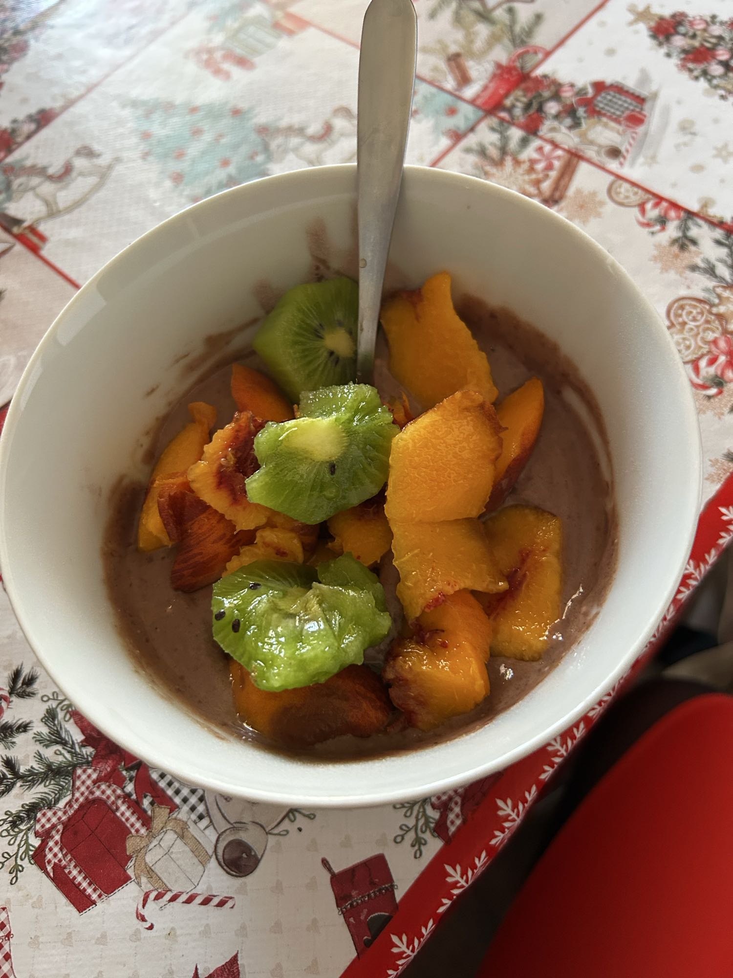 Iaurt cu pudră proteică, piersică și kiwi