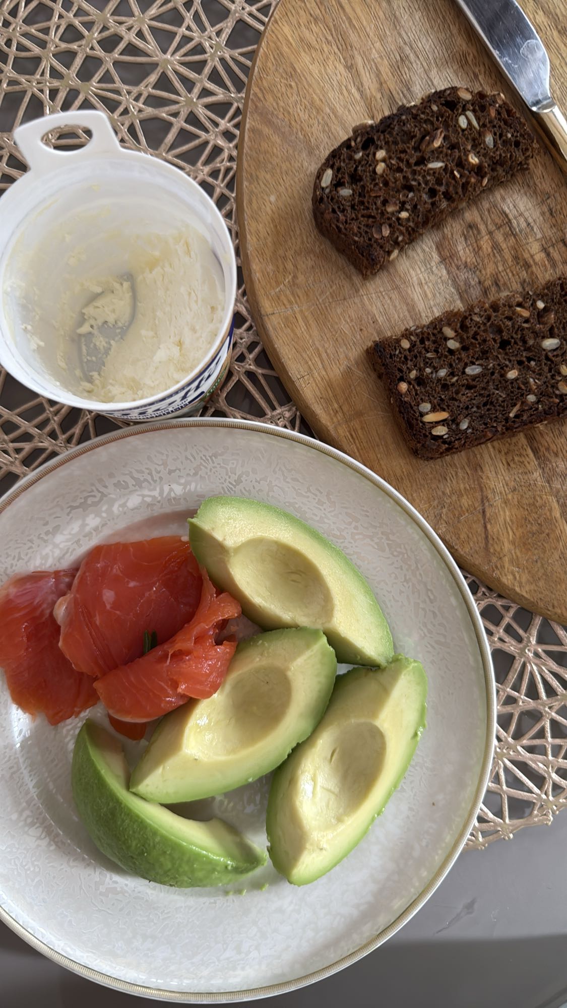 Тост с лососем и авокадо