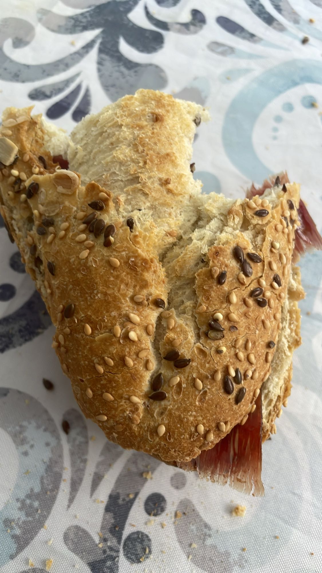 bocadillo de semillas y jamón