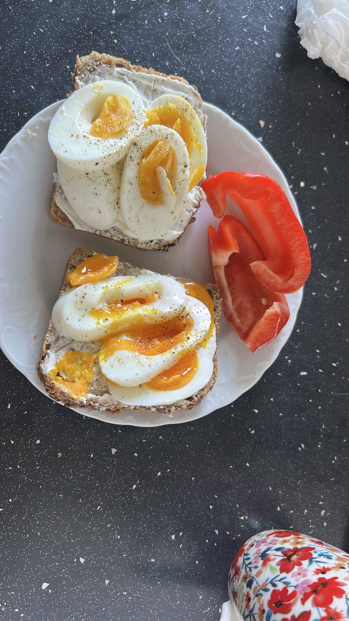 Kanapki z jajkiem i papryką