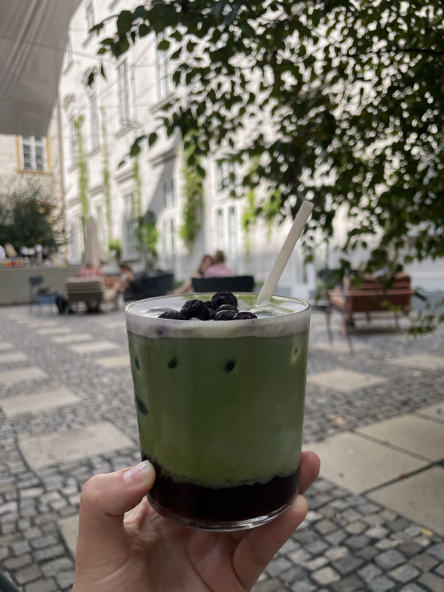 matcha z jagodami