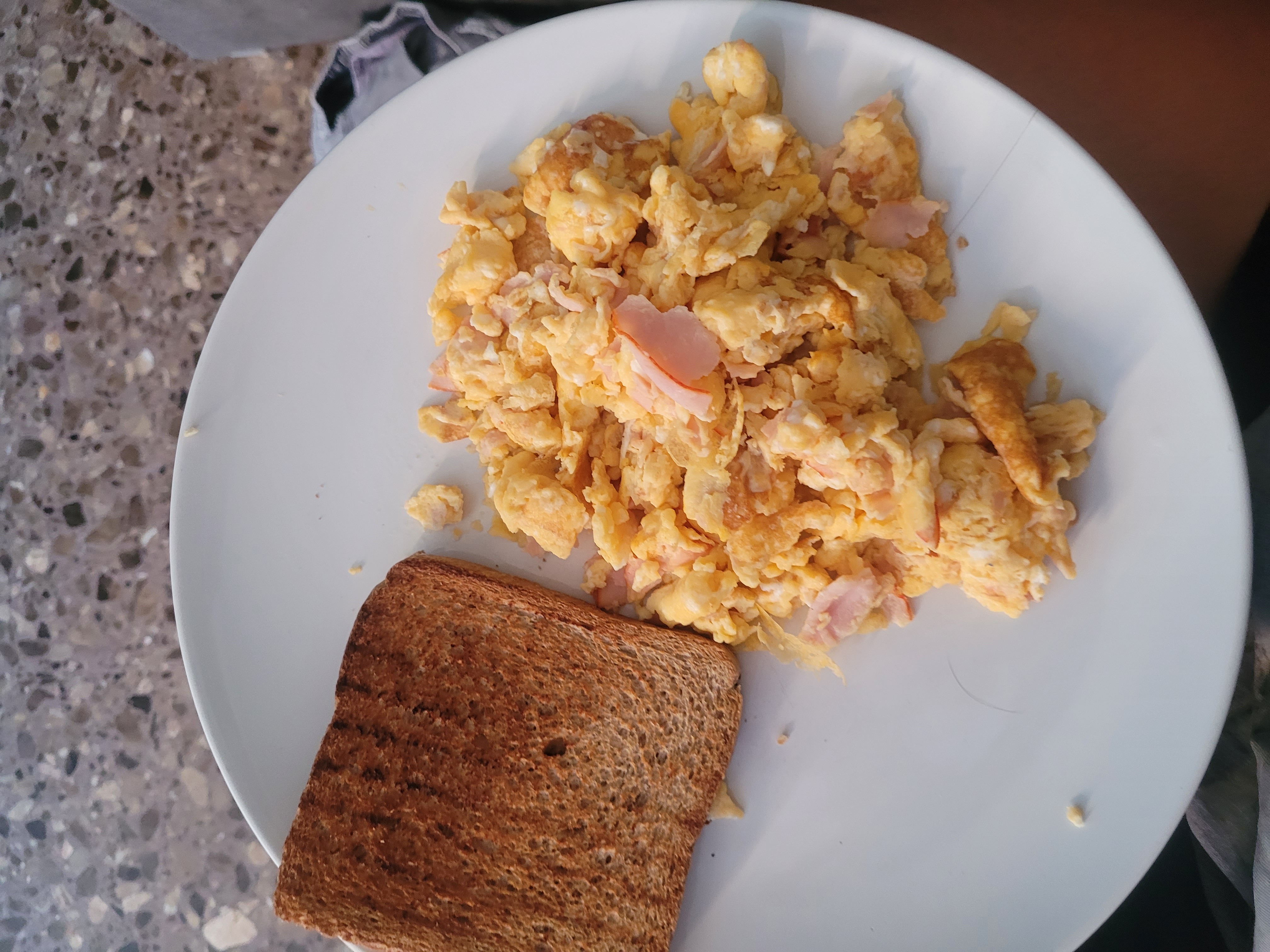 Huevos revueltos con pan