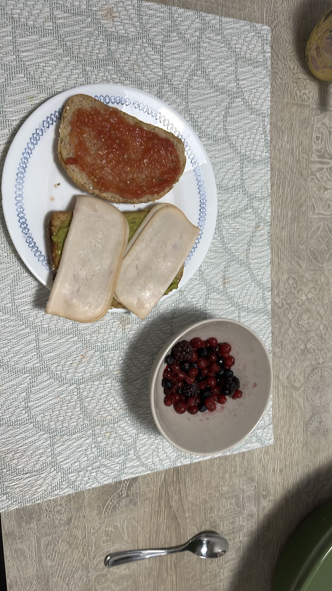 Tostadas con pavo y frutas
