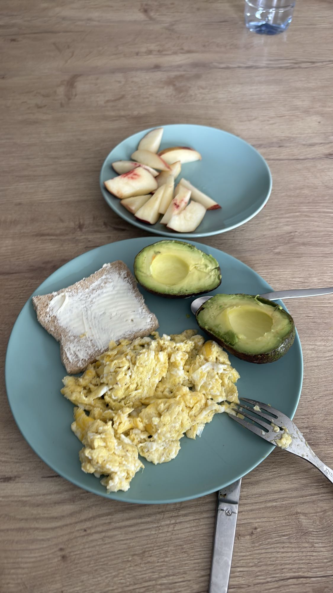 Petit-déjeuner avocat œufs