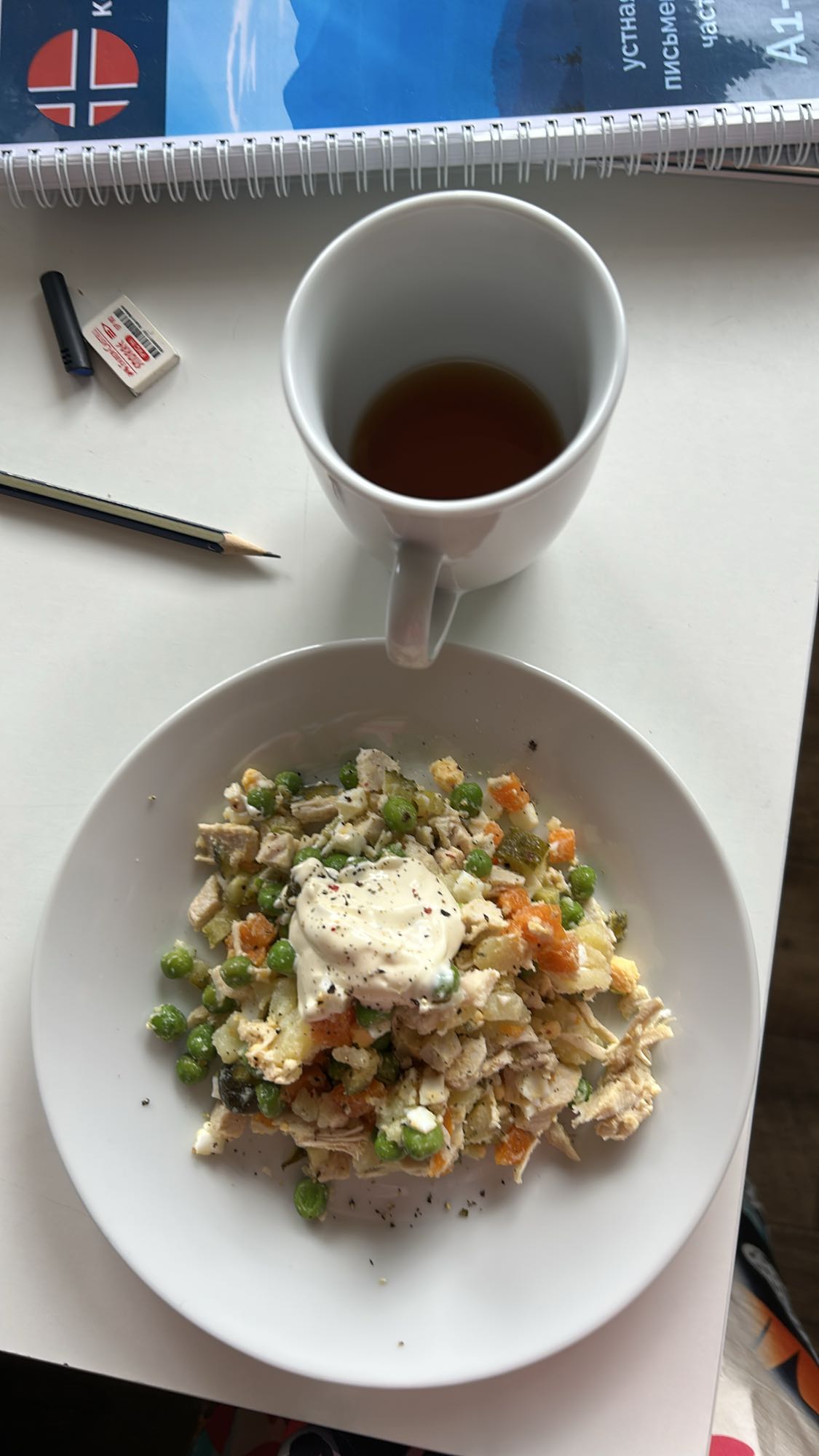 Салат с курицей и чаем