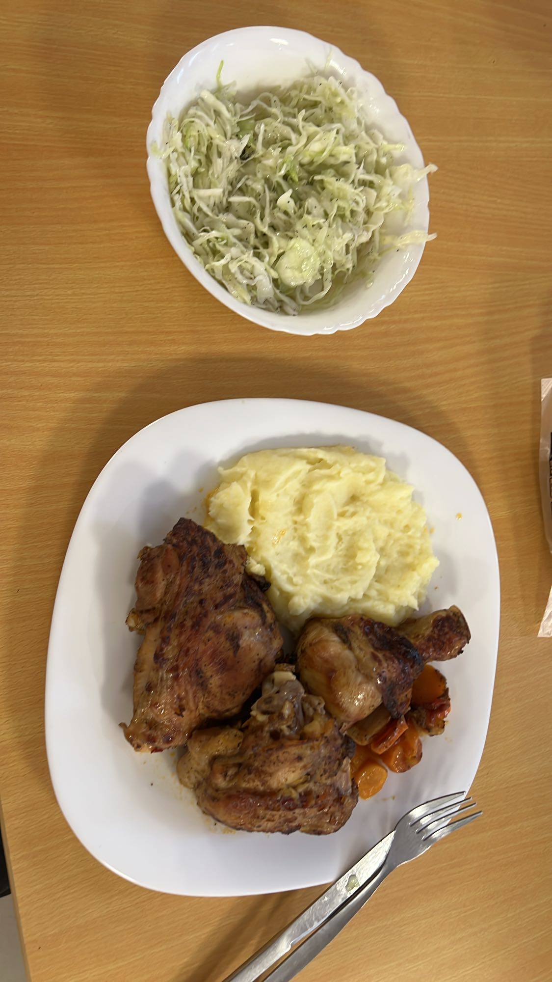 Pui cu piure și salată