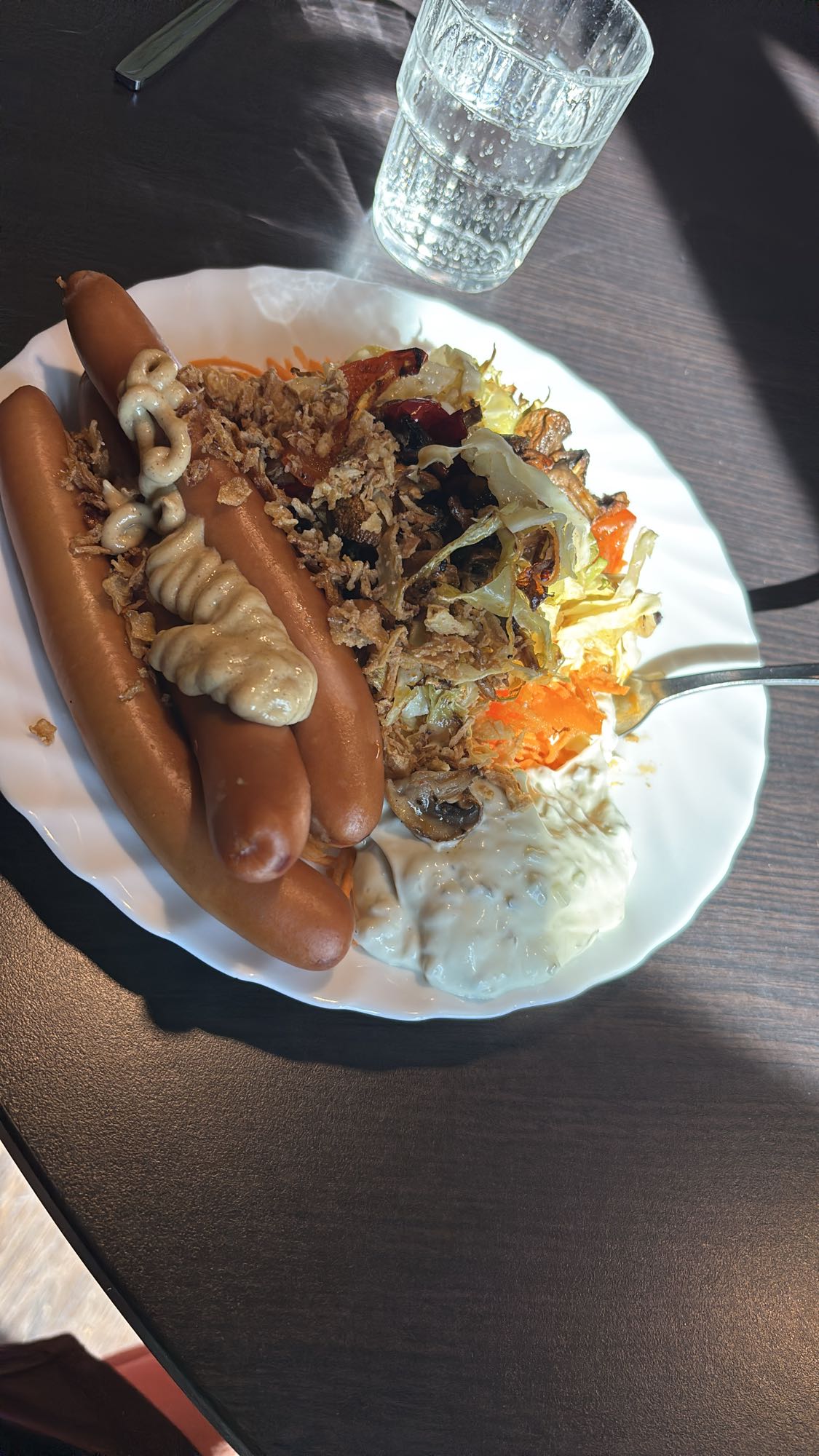 Korv med sallad och sås