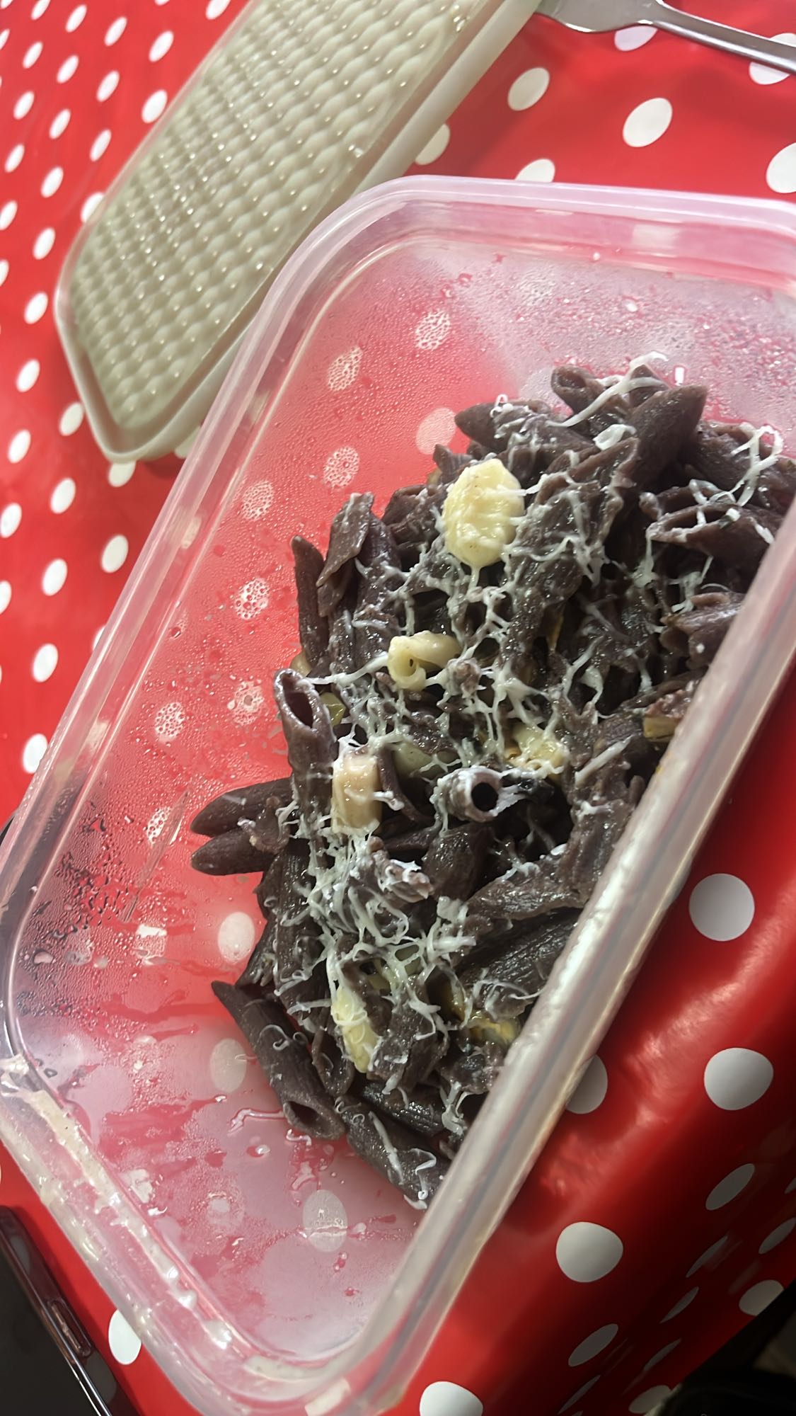 Paste cu brânză rasă