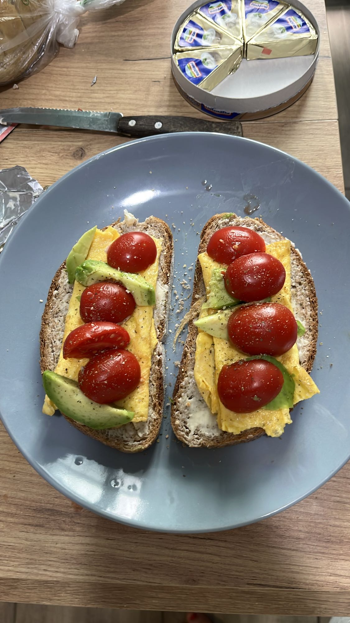 Sandviș cu ou, avocado și roșii