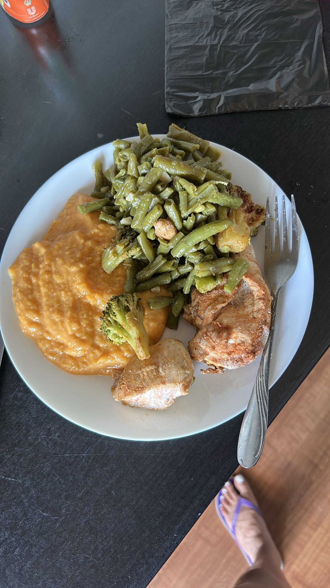 Piept de pui cu piure de cartofi dulci și legume