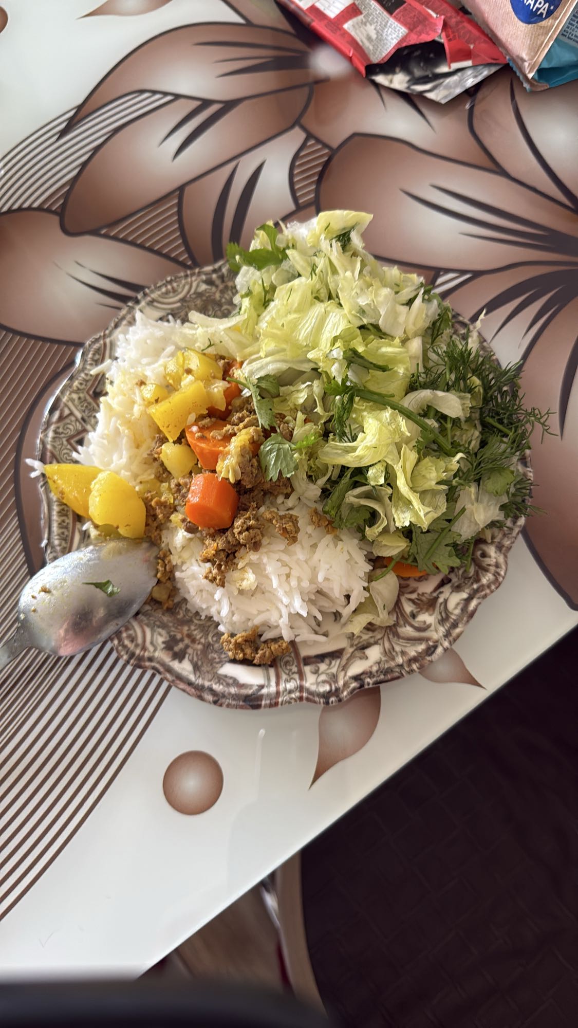 Рис с мясом и салатом