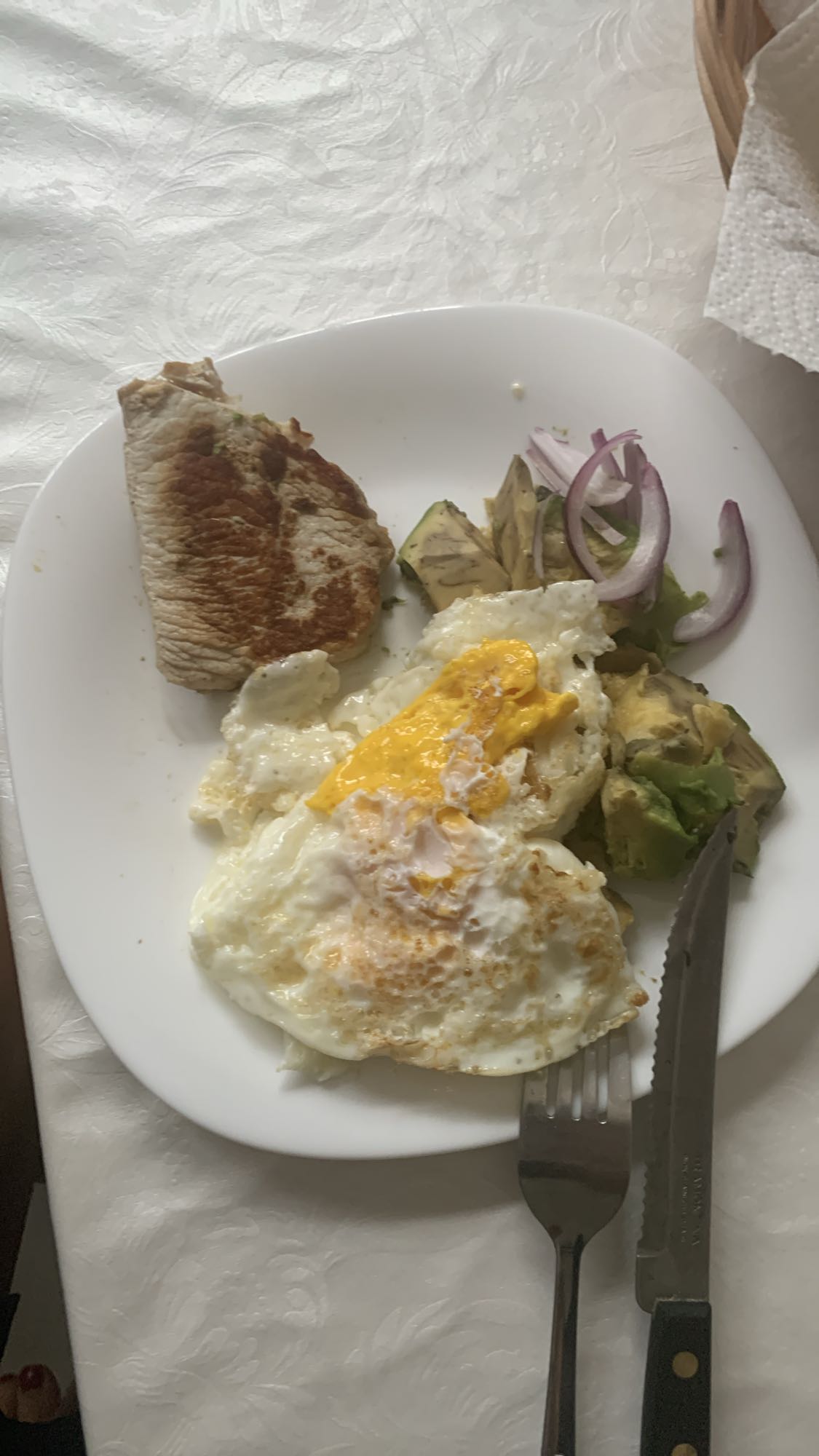 Huevos con carne y aguacate