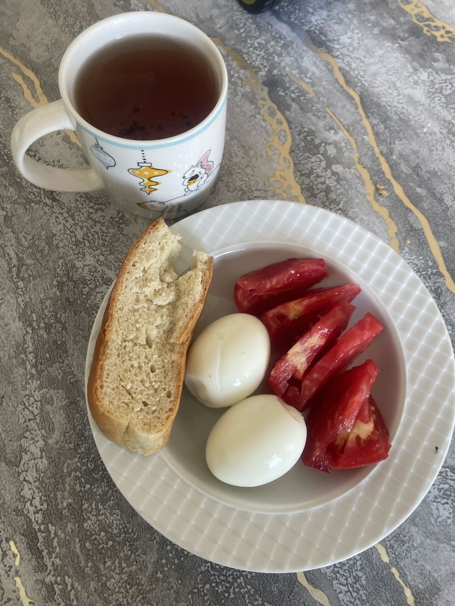 Яйца с хлебом и чаем