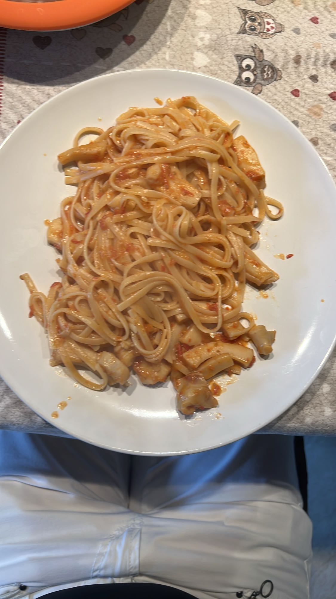 Paste cu pui și sos roșu