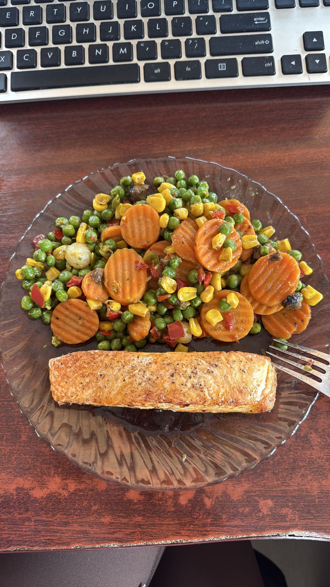 Somon cu legume sotate