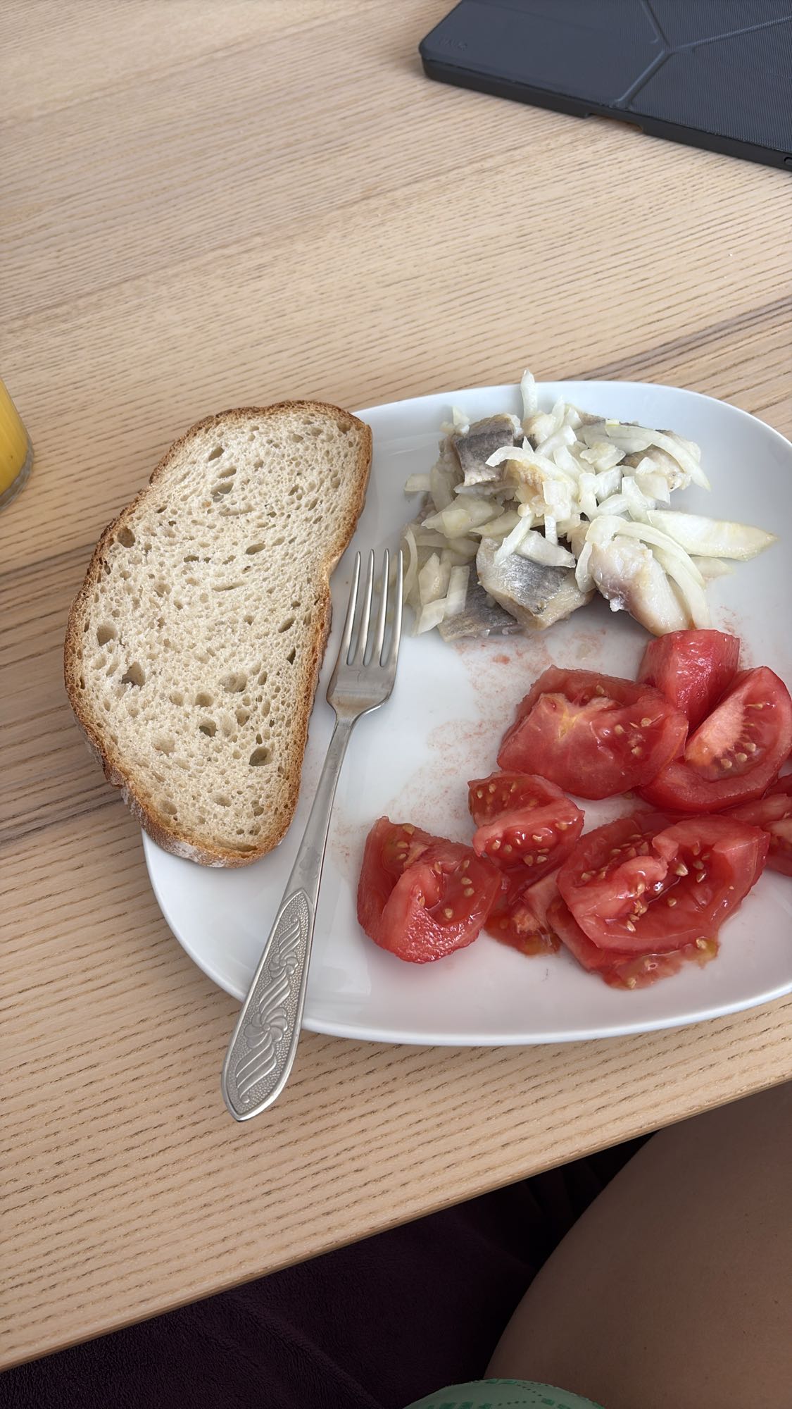 Bread, herring, tomato plate