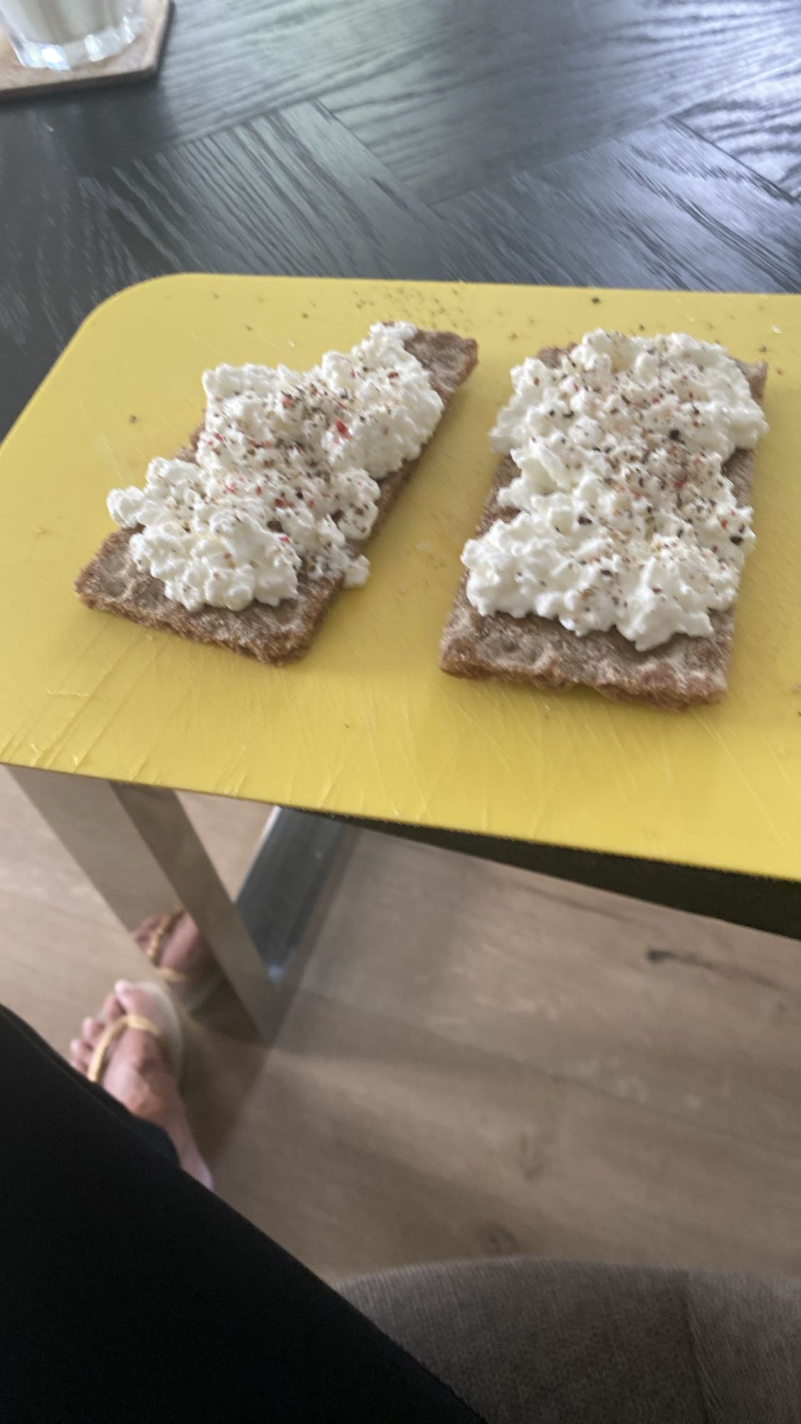 Knäckebröd met hüttenkäse