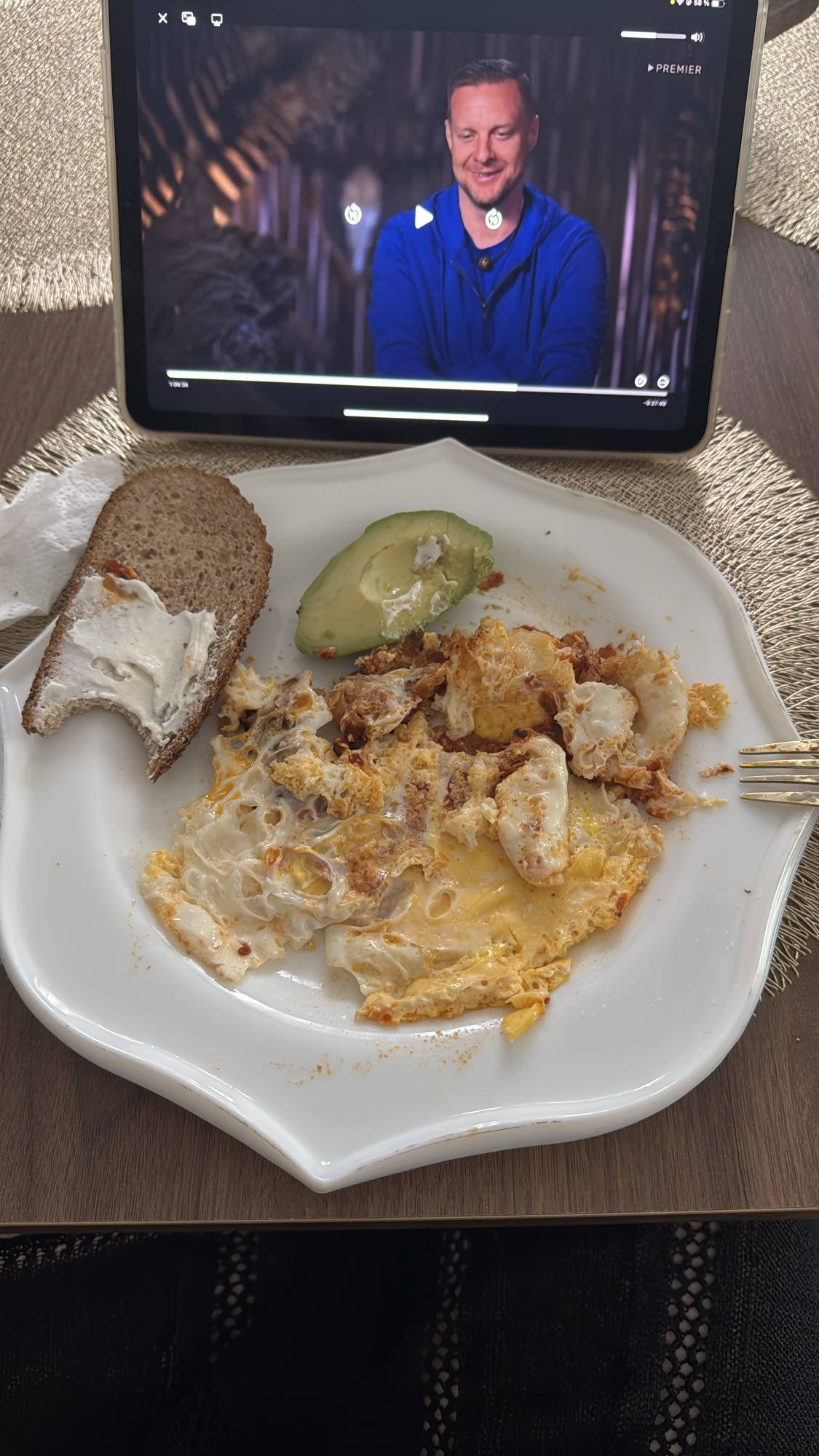 яичница с хлебом и авокадо