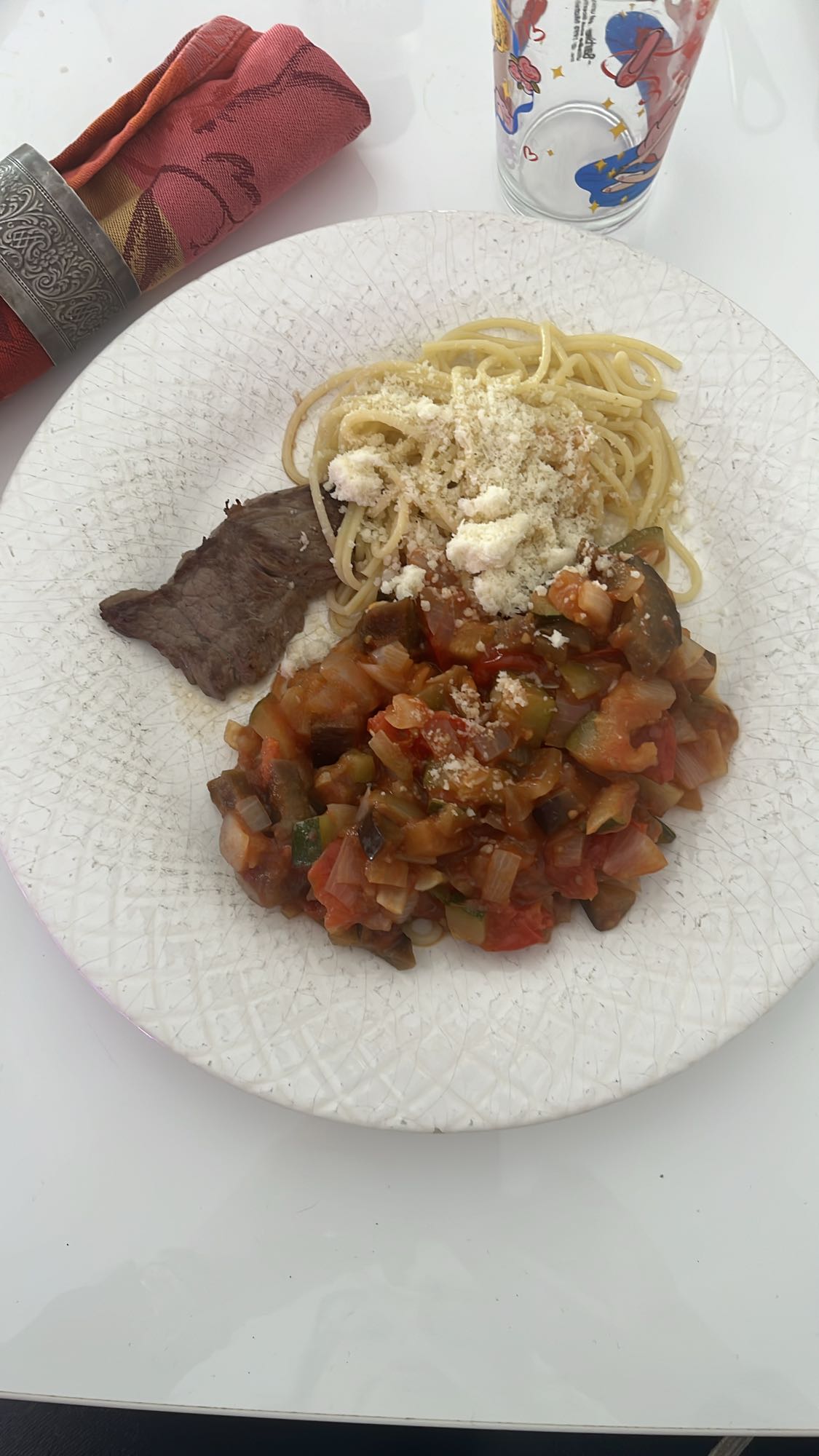 Pâtes, ratatouille, steak