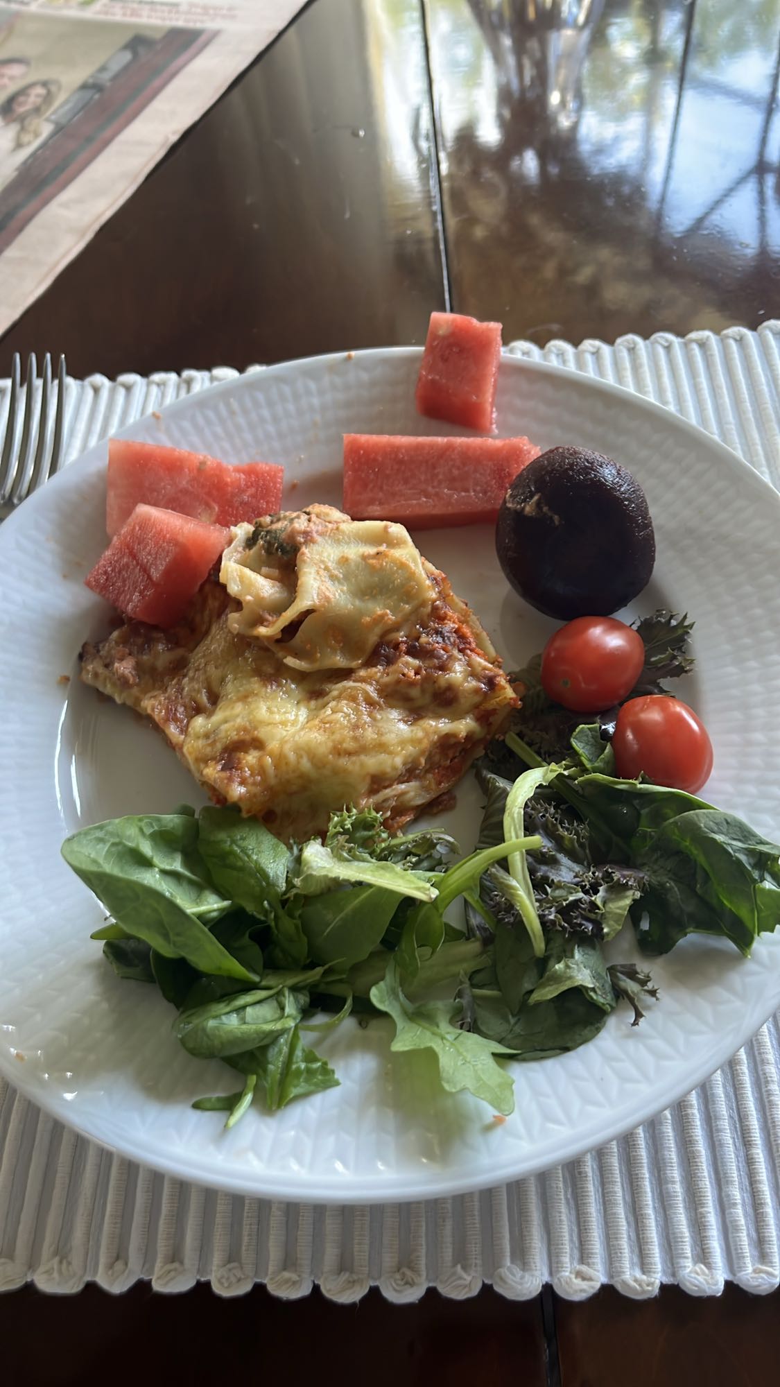 Lasagne med sallad och frukt