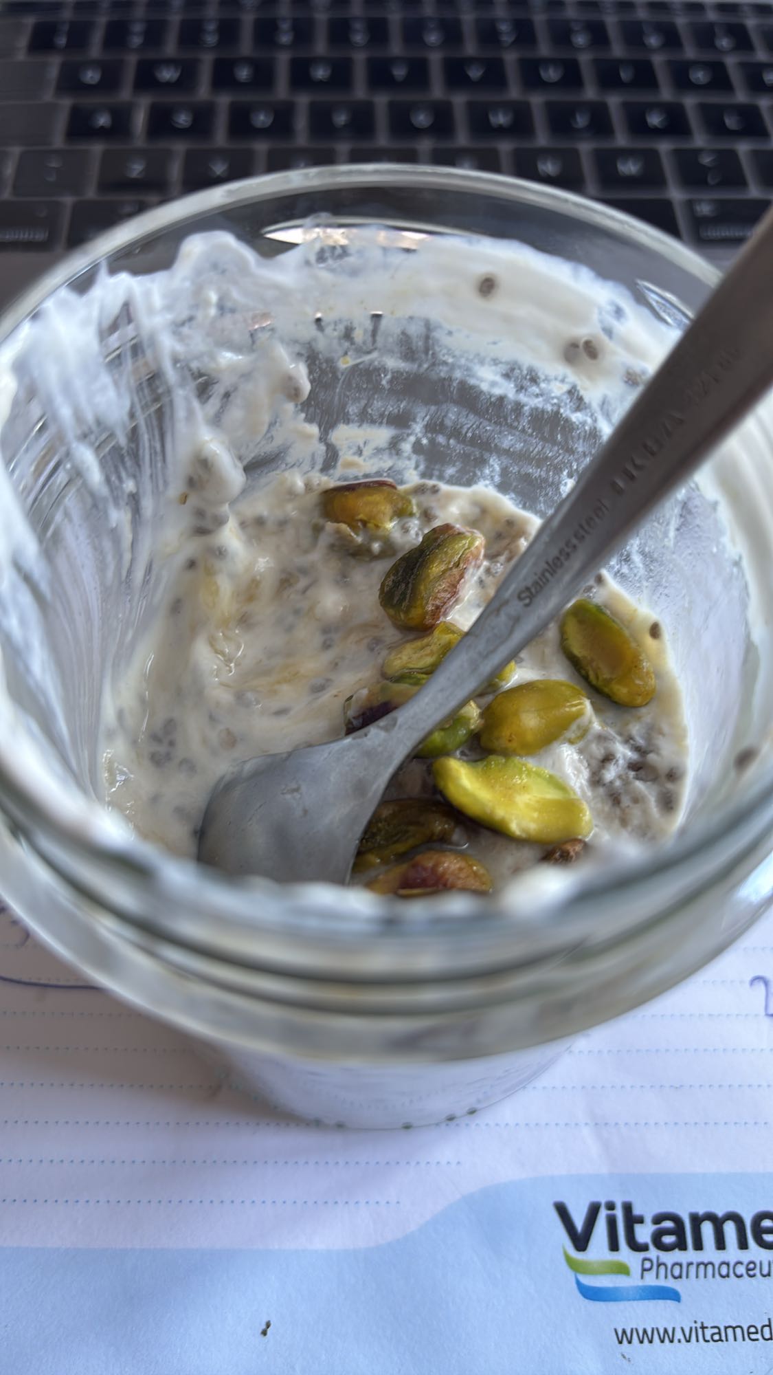 Jogurt naturalny z chia i garść pistacji